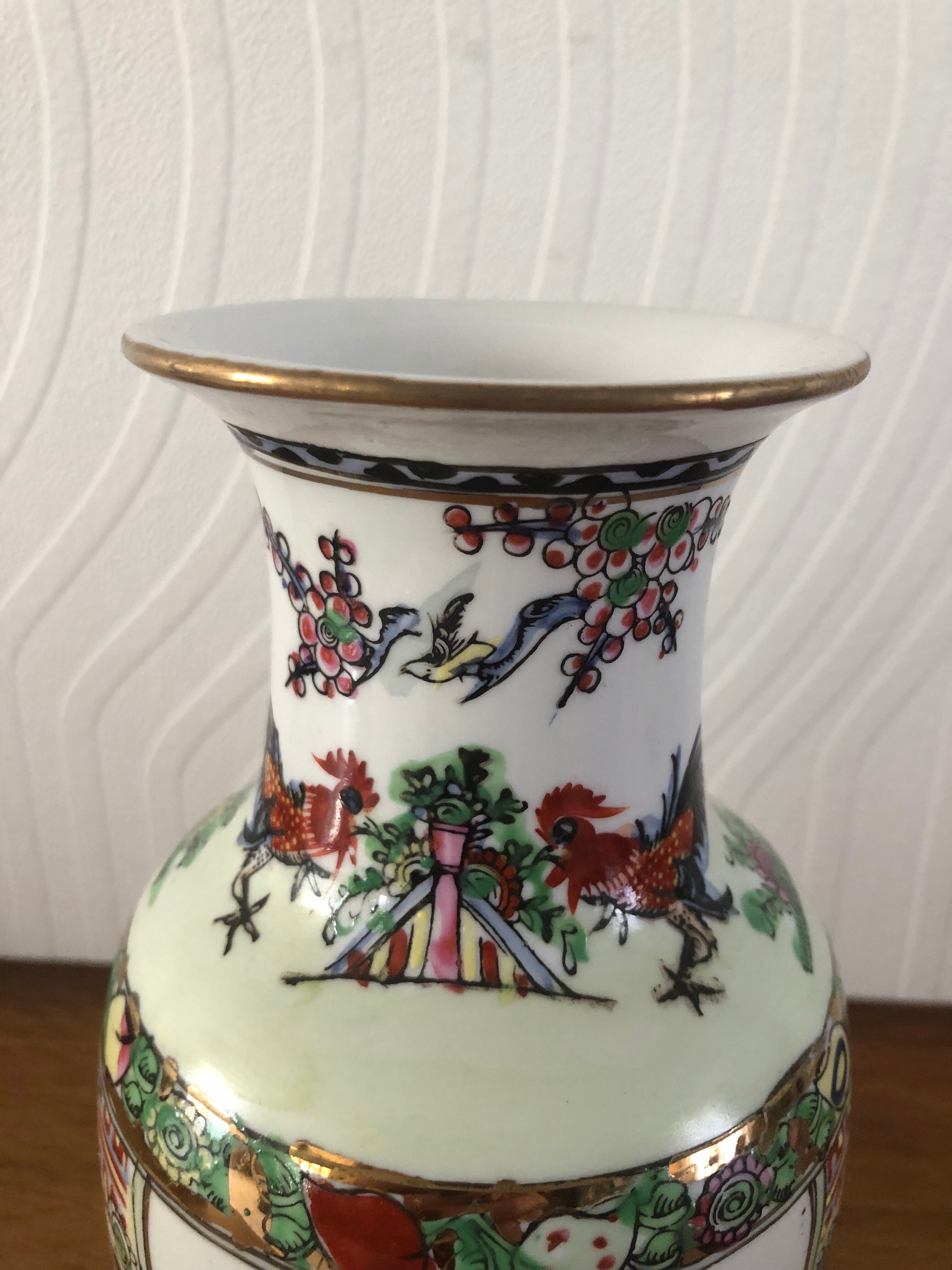 Chinese porcelain vase floral motifs and roosters 26,5cm