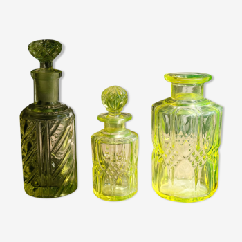 Trois flacons en cristal moulé ouraline jaune XIX / XXème siècle