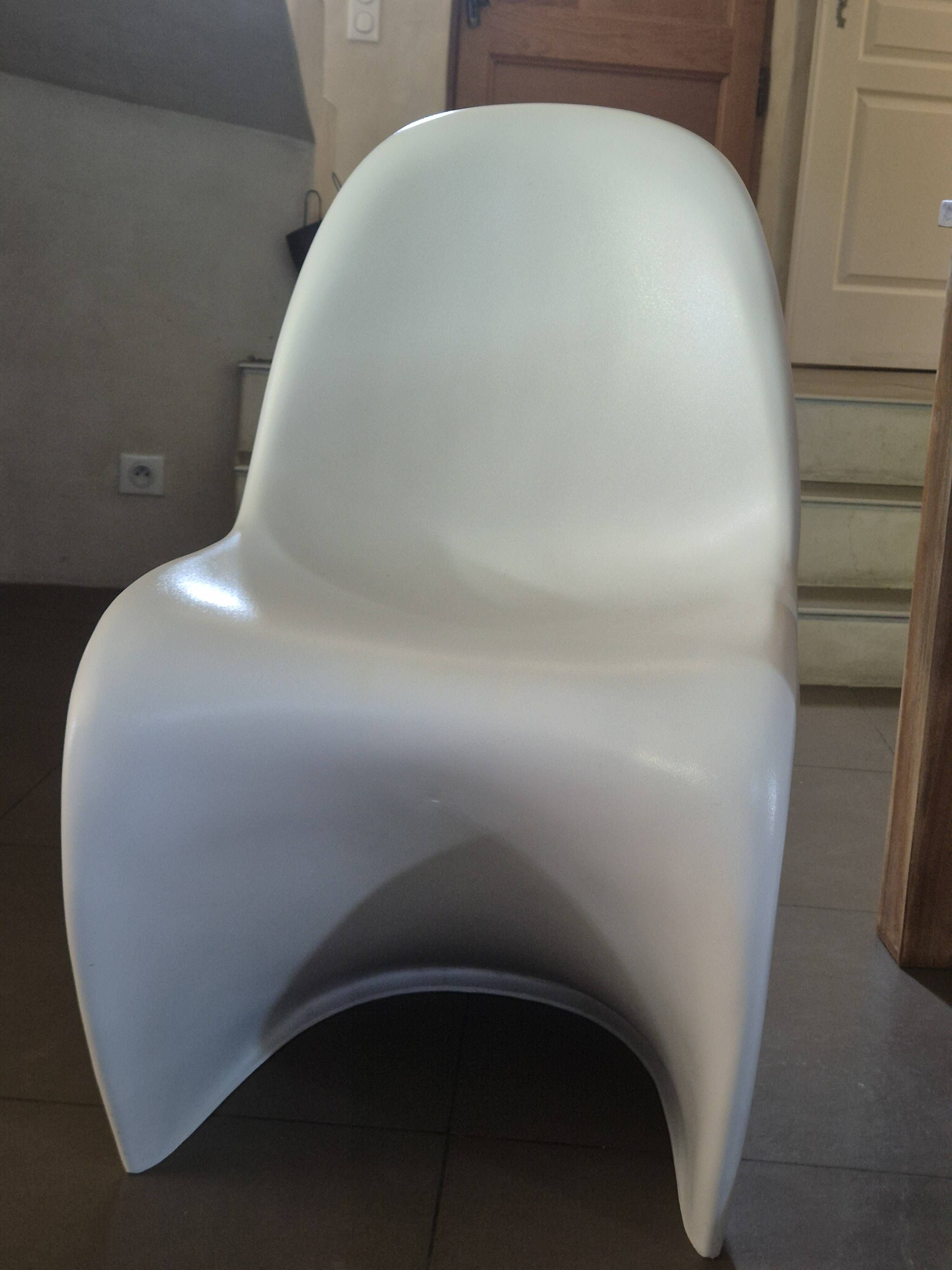 10 white chairs in the style of Verner Panton