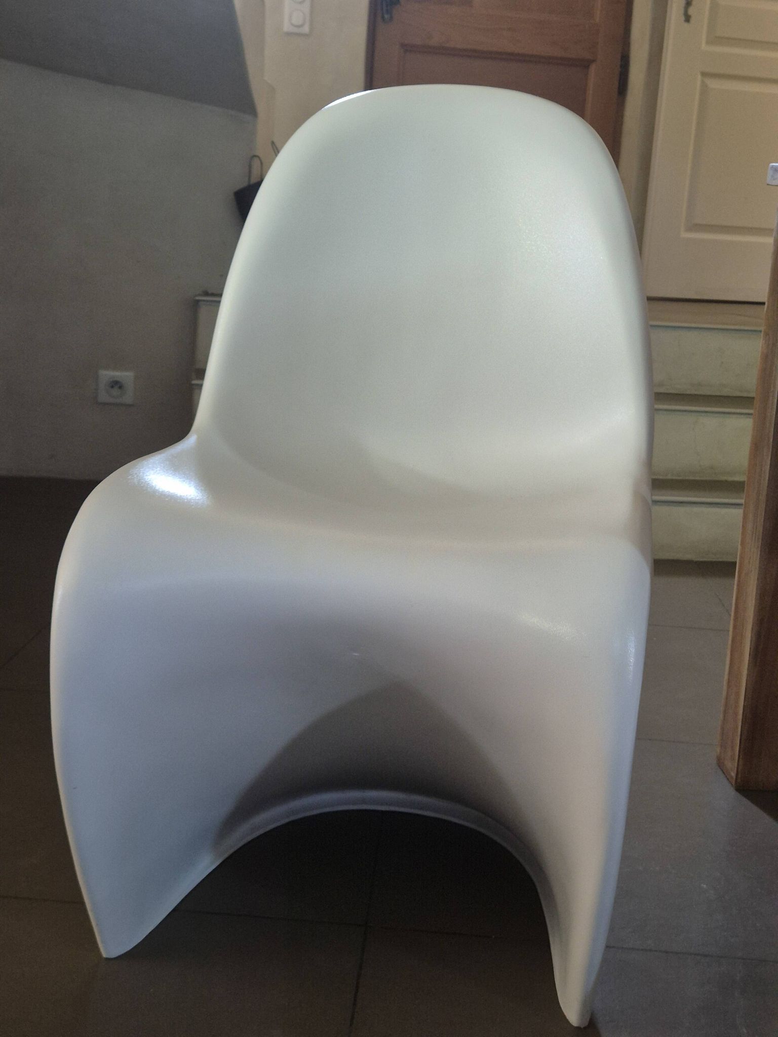10 white chairs in the style of Verner Panton