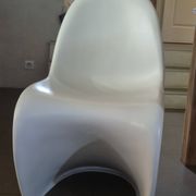 10 white chairs in the style of Verner Panton
