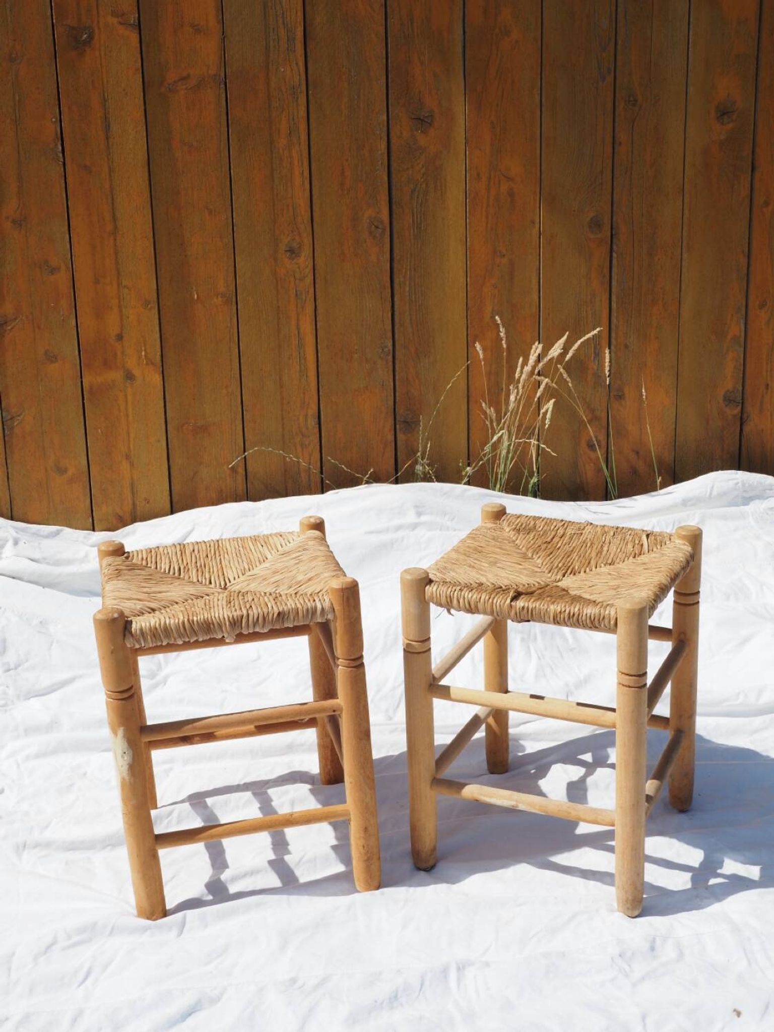 Tabouret bas en bois et paille
