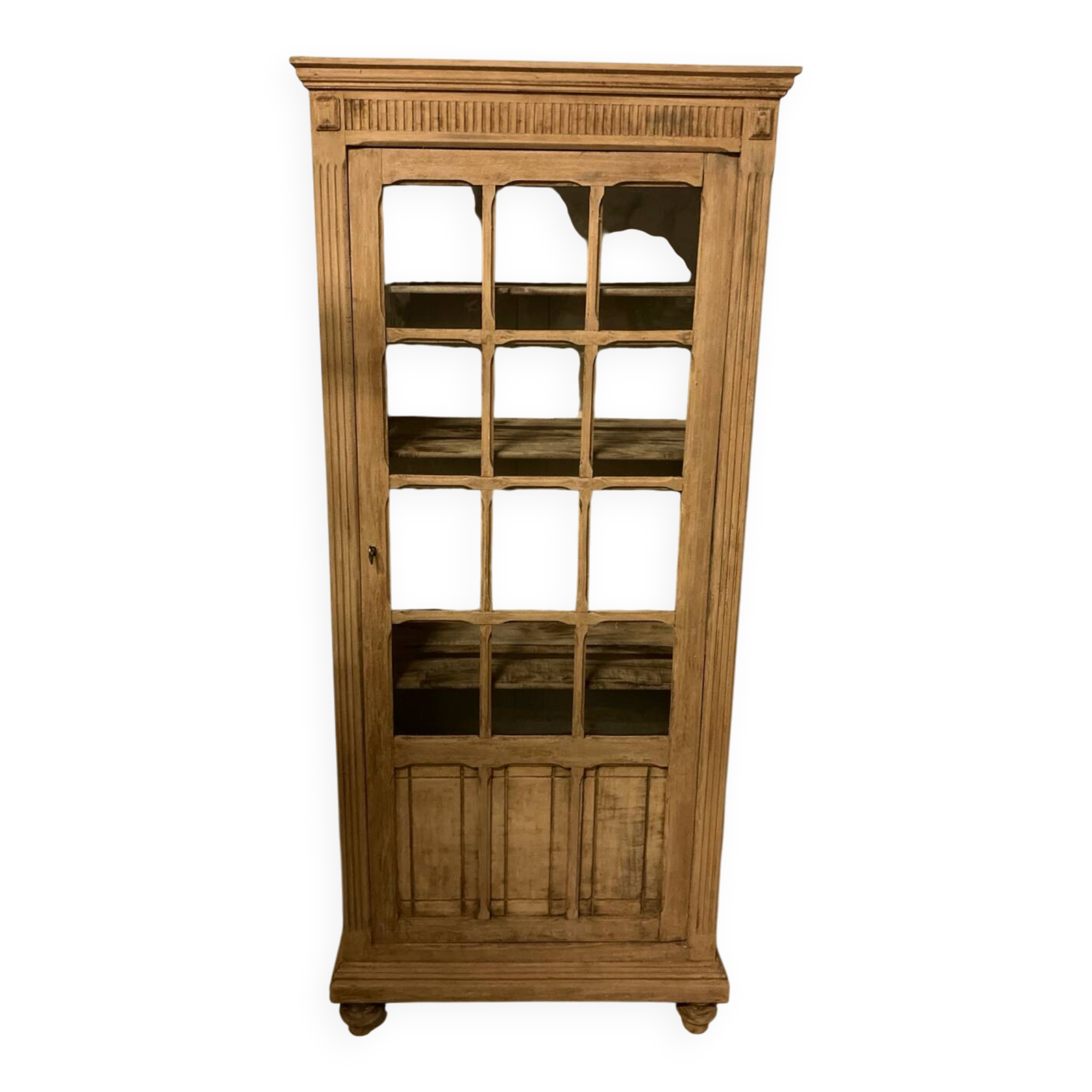Armoire vitrine parisienne