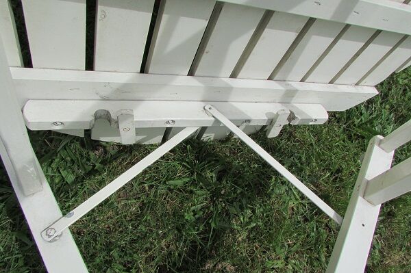 Table and 2 folding garden chairs