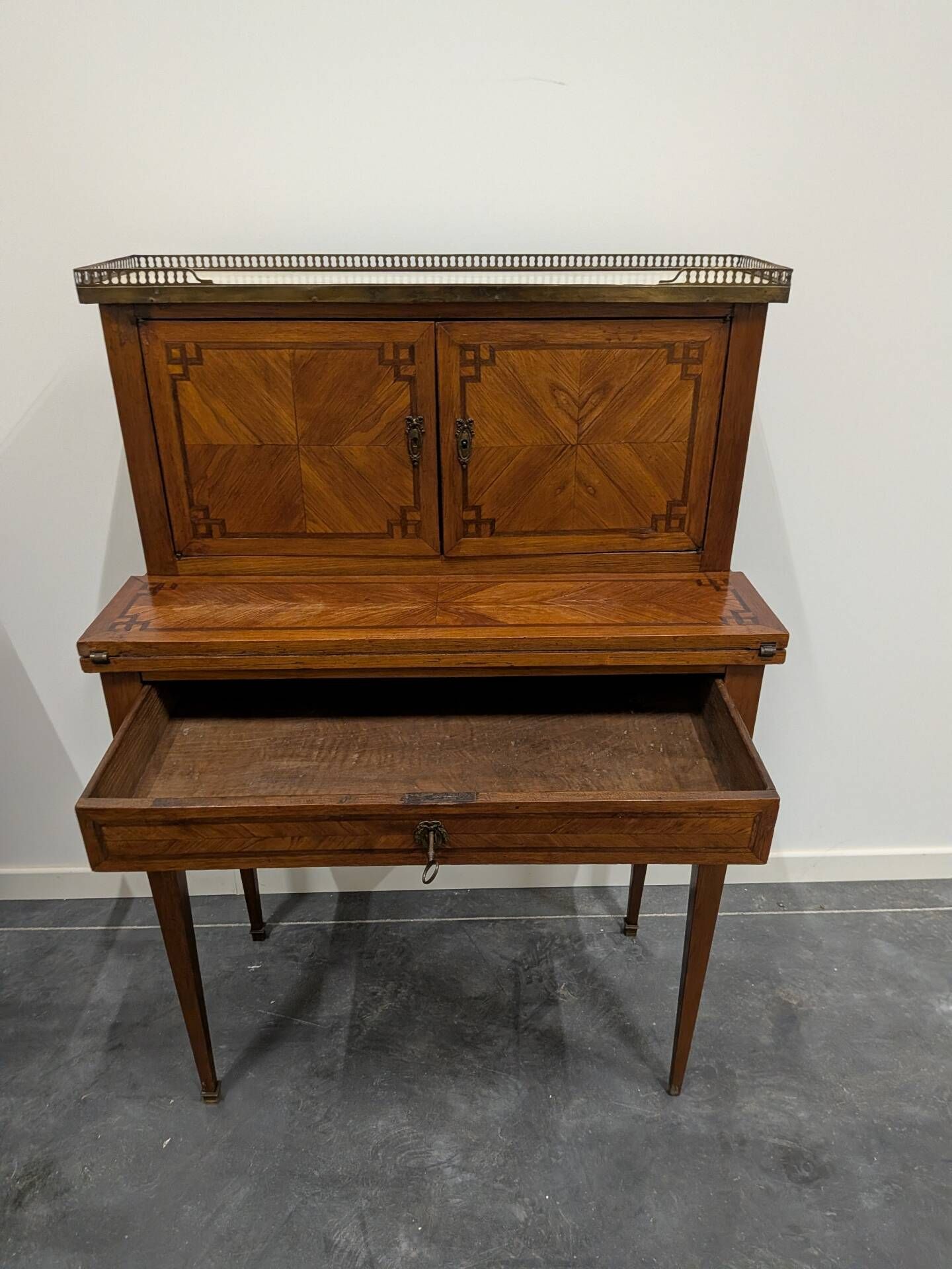 Antique Louis XVI bonheur-du-jour in marquetry and brass – Circa 1900