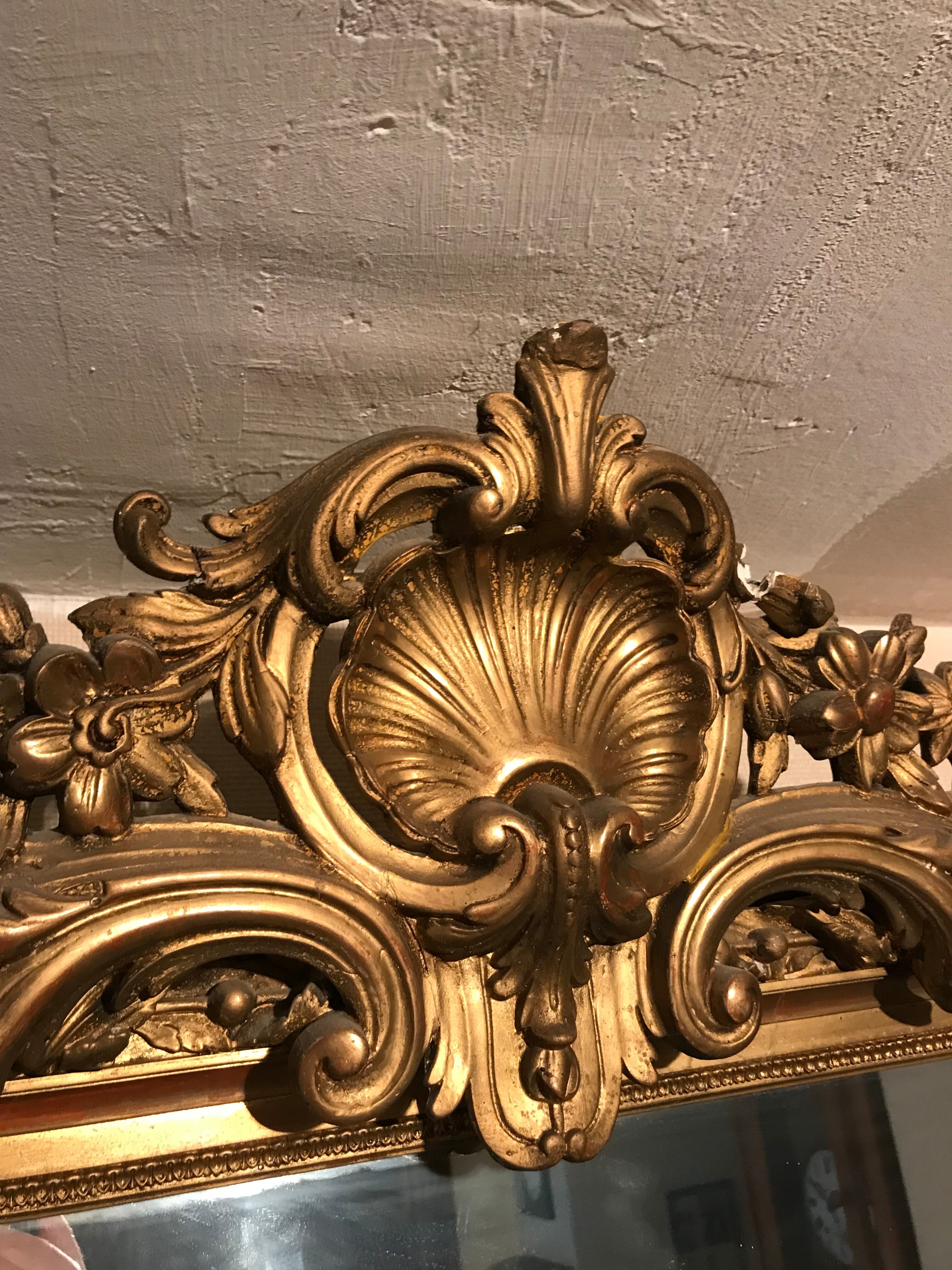 Large antique mirror with flagship shell in wood and gilded stucco