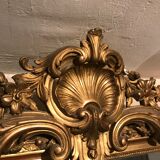 Large antique mirror with flagship shell in wood and gilded stucco