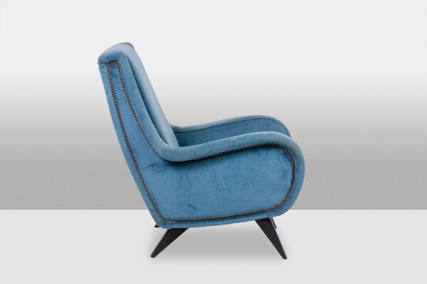 Fauteuil en velours bleu, piètement en hêtre. Années 1950.