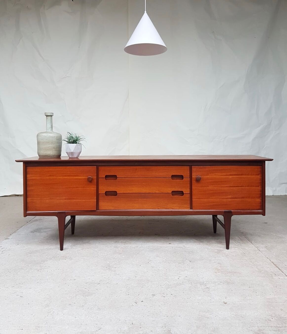 Enfilade par A. Younger en teck