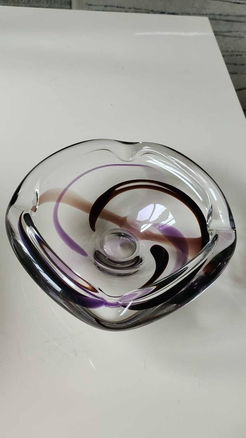 Large pocket/ashtray in heavy crystal with contemporary design - Designer Max Verboeket for Kristalunie/Maastricht factory. Diameter 22 cm