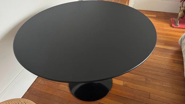 Black Knoll tulip table