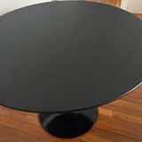 Black Knoll tulip table