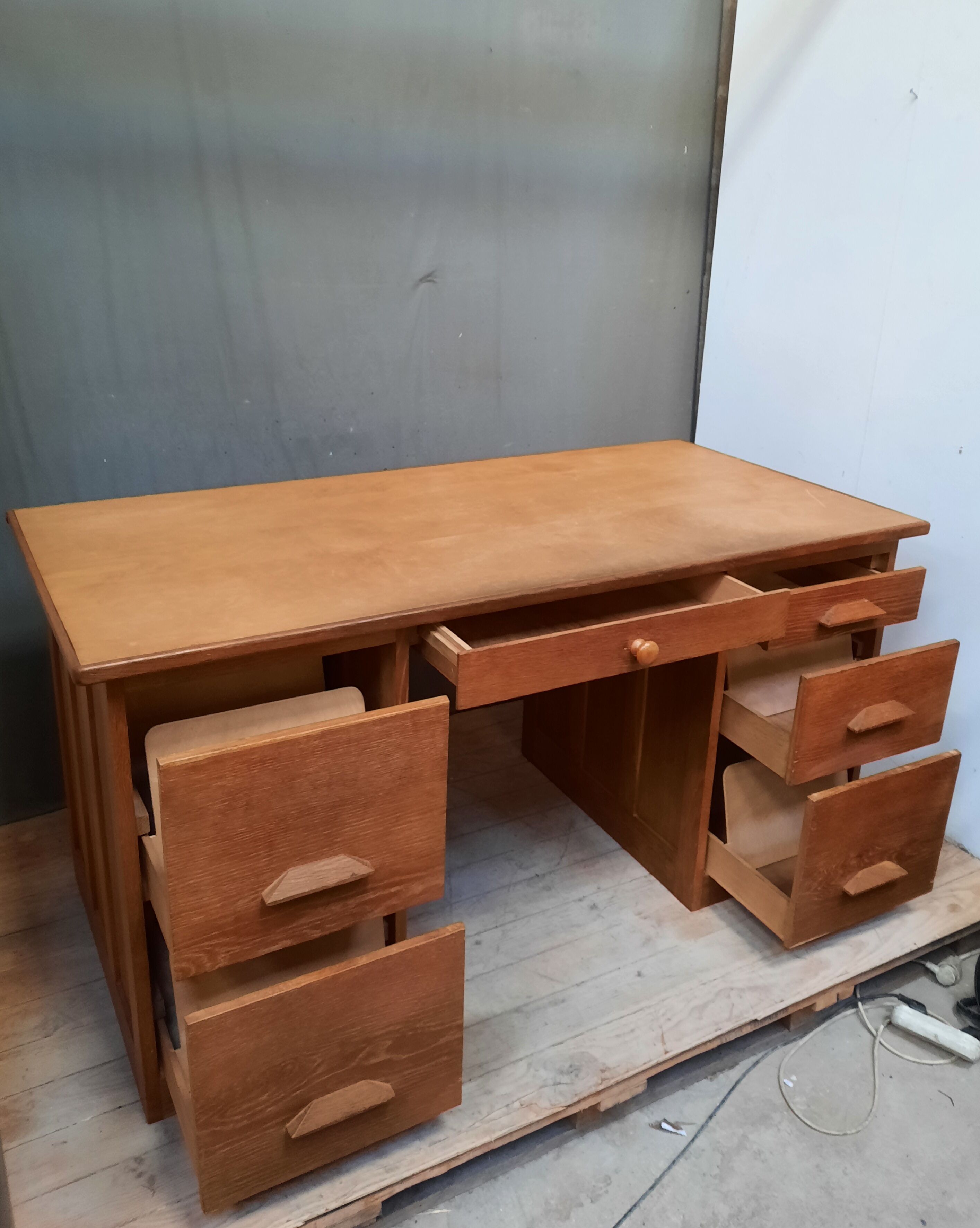 Bureau à caisson d'administration en chêne