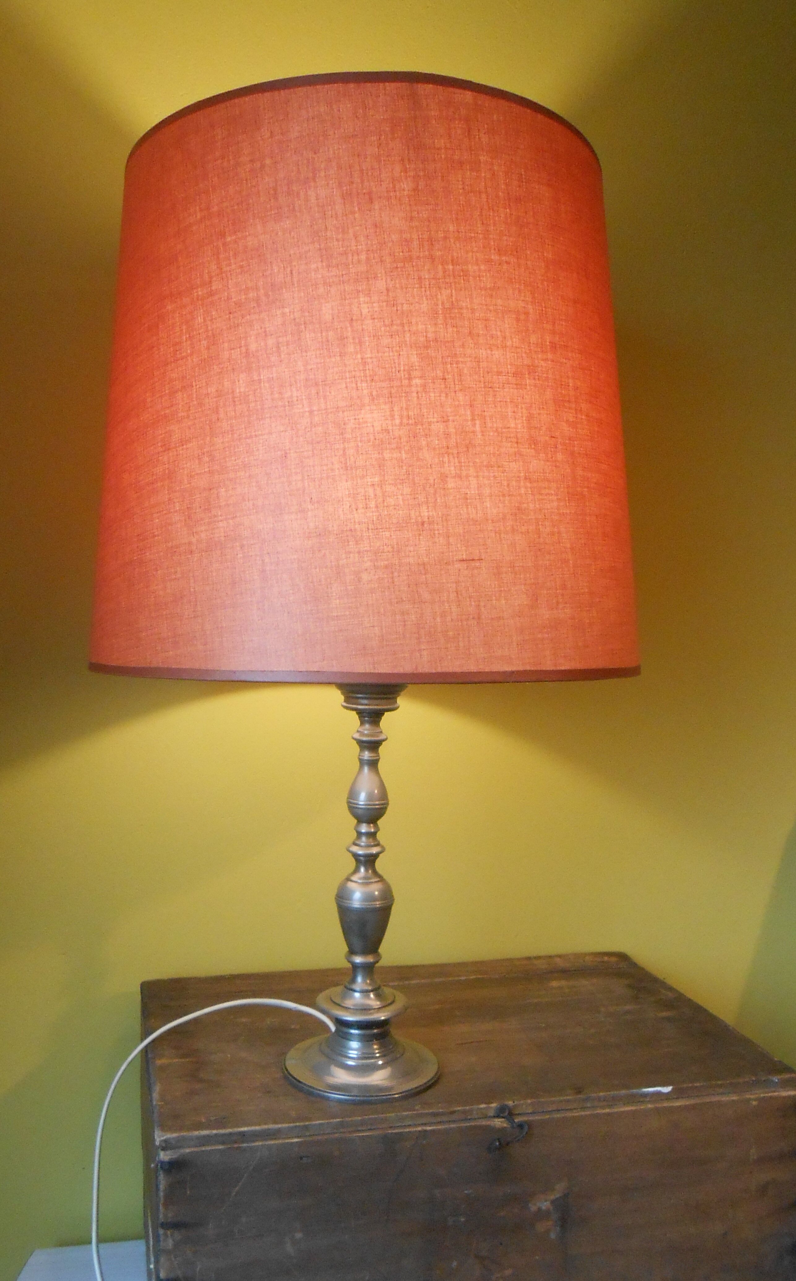 Lampe avec pied en métal torsadé