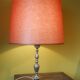 Lampe avec pied en métal torsadé