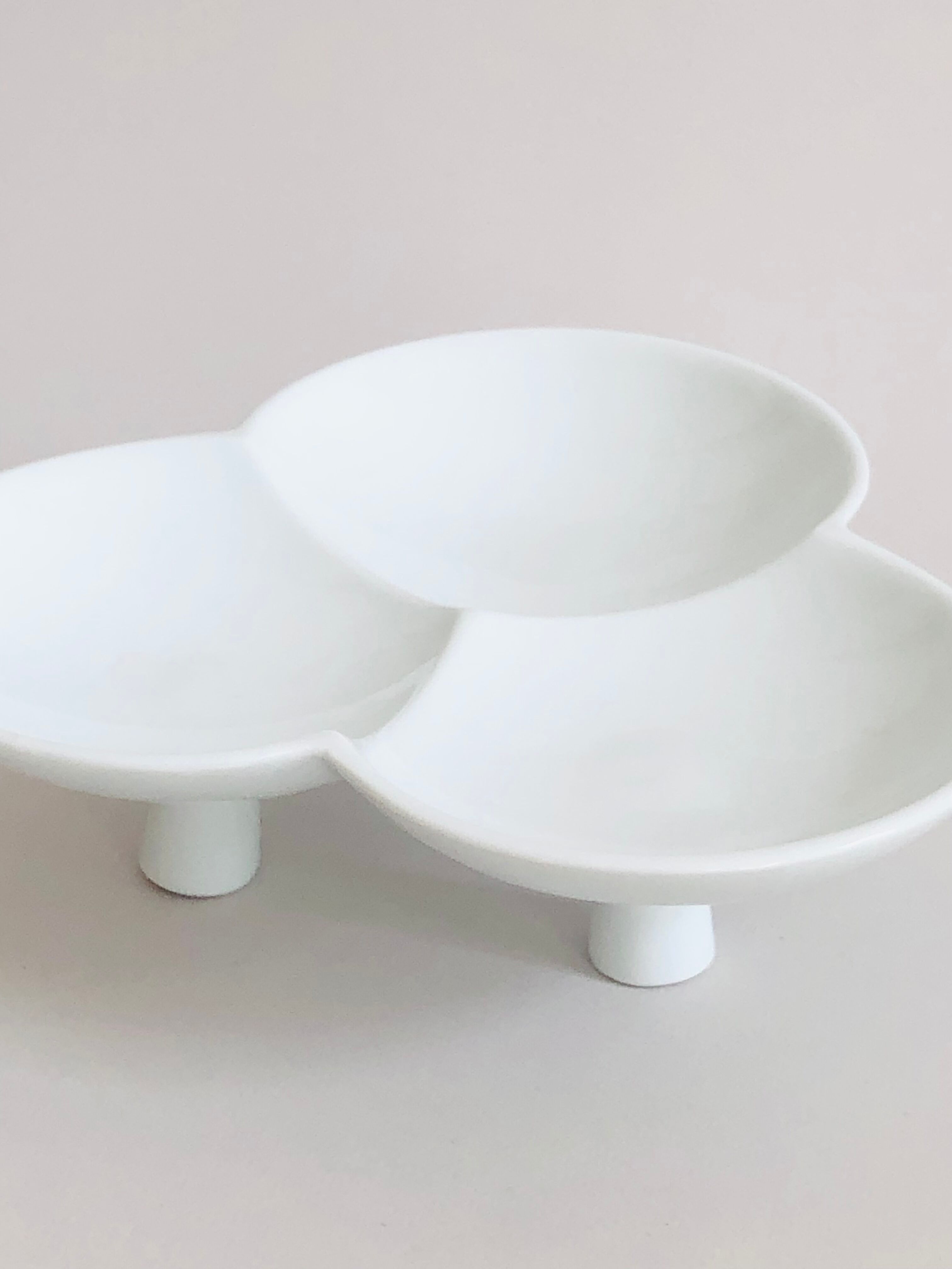 Tray on porcelain stand