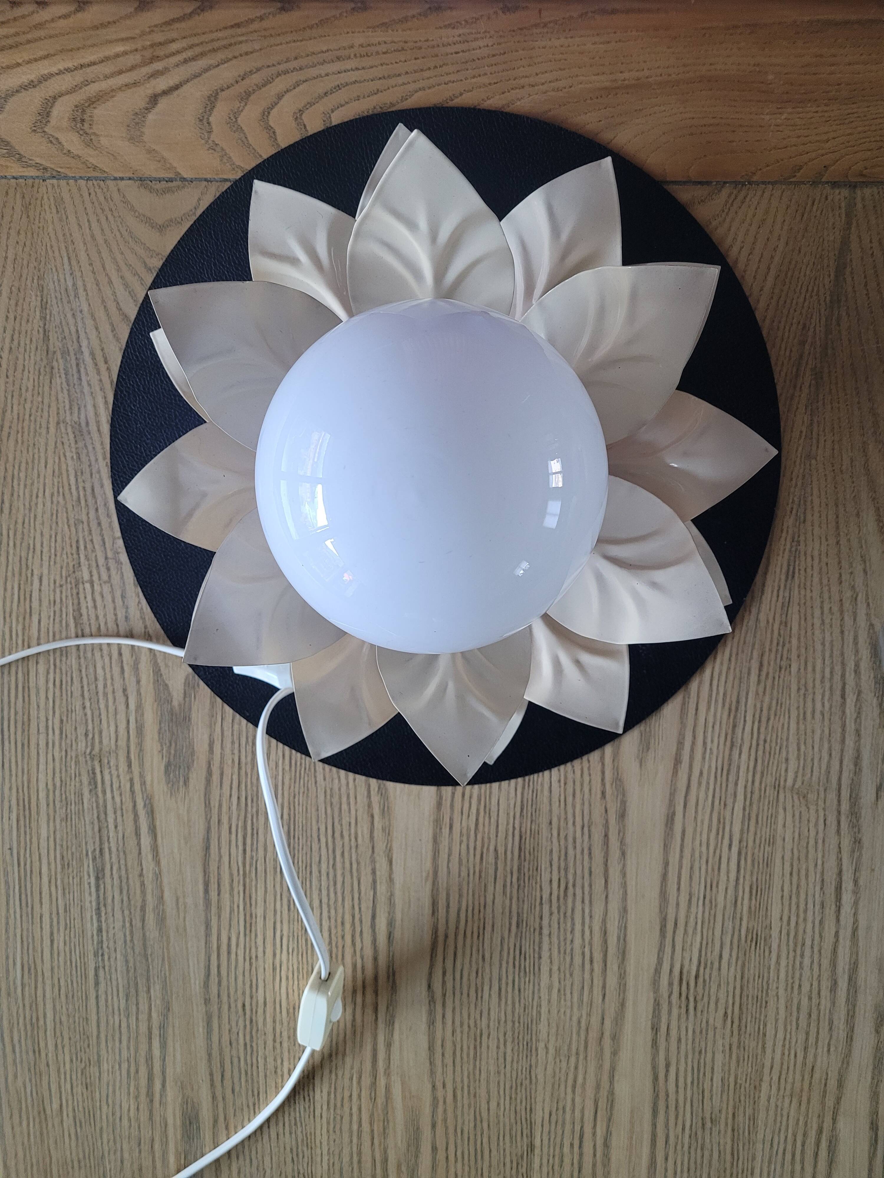 Flower table lamp - Opaline globe