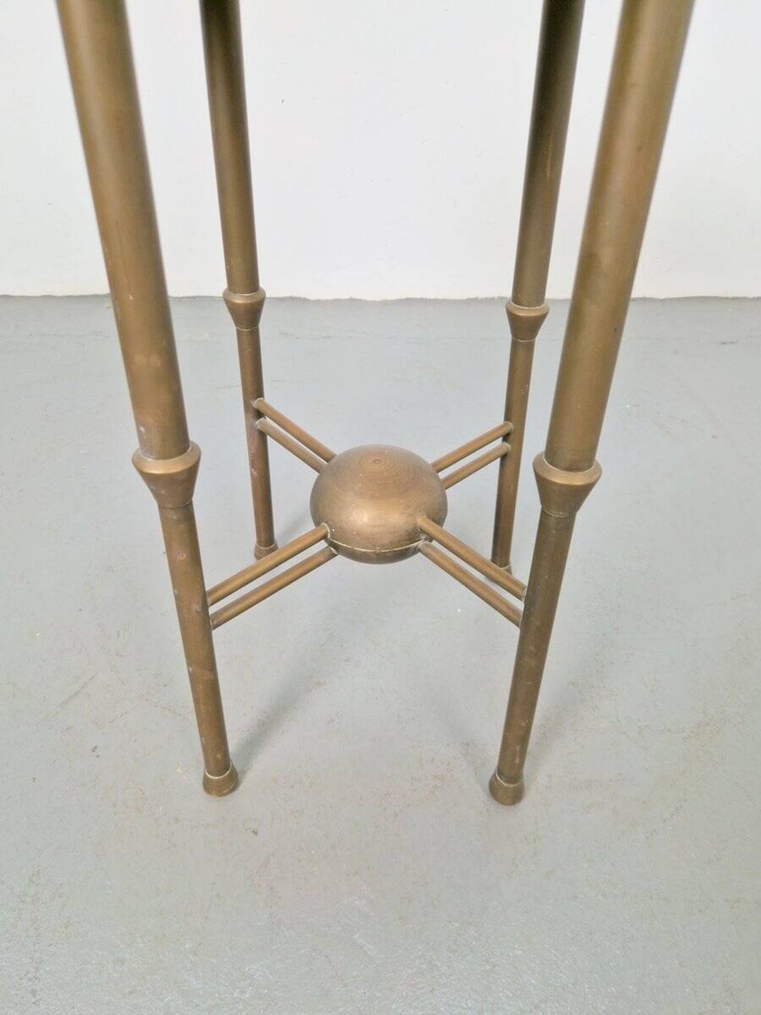 Table d'appoint ronde en cuivre Art Déco par P. Cool, 1933