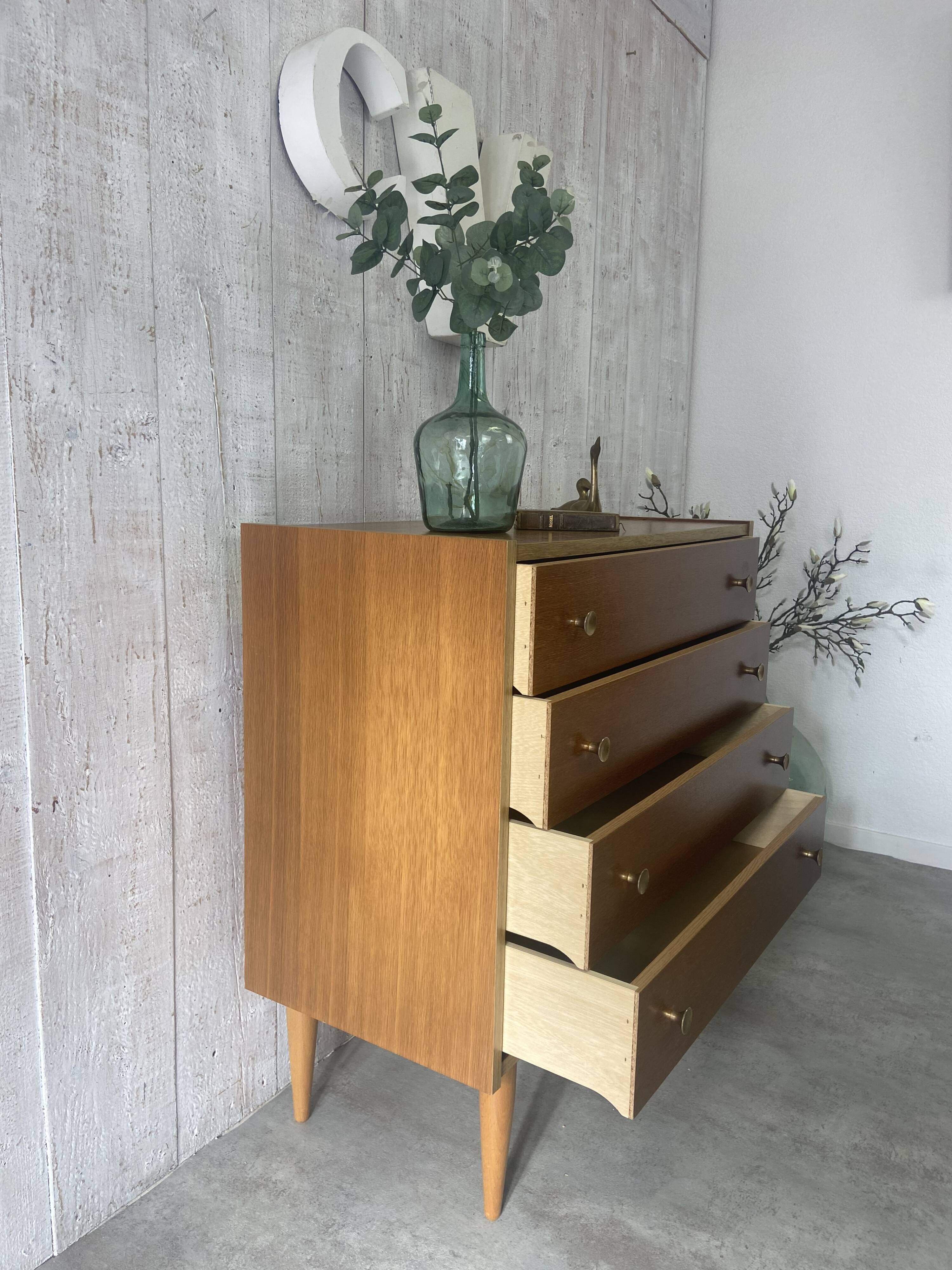 Commode aux pieds fuselés