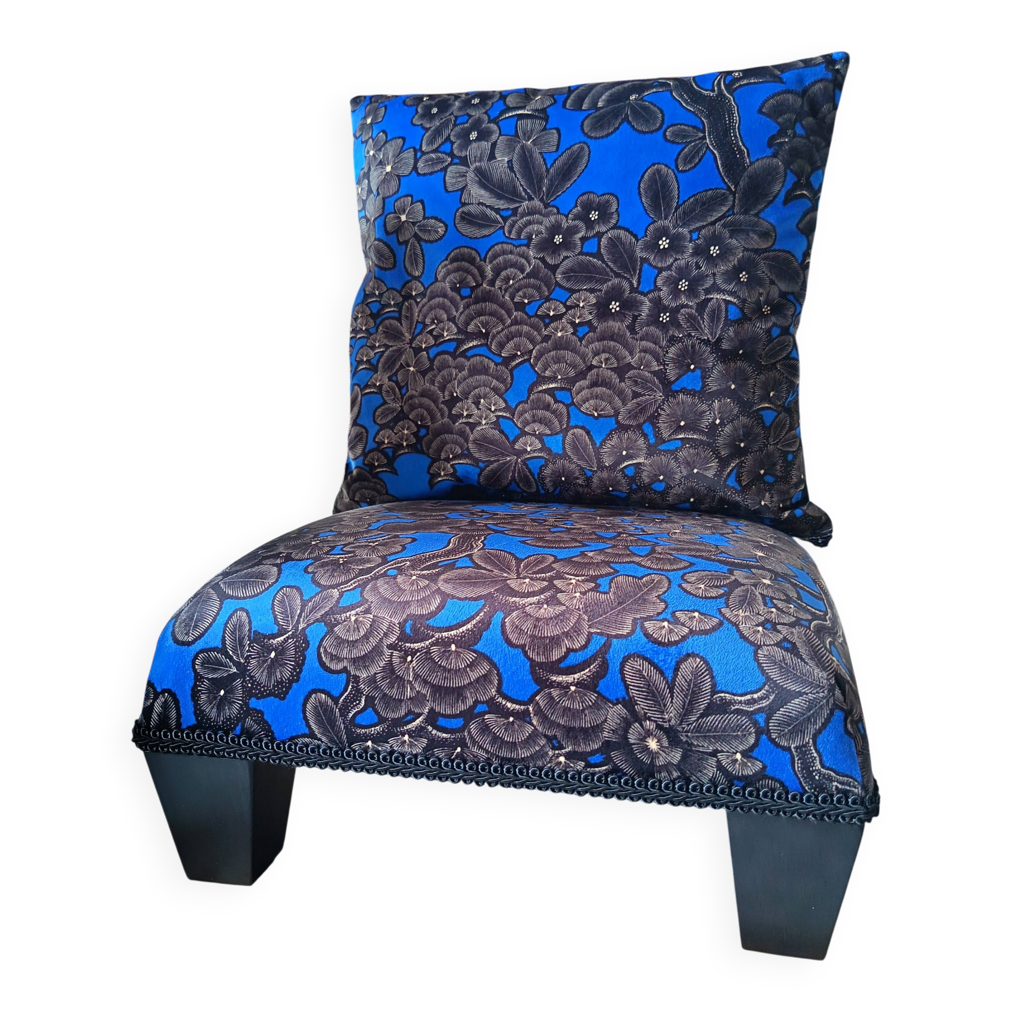 Cushion and its blue phoenix footrest