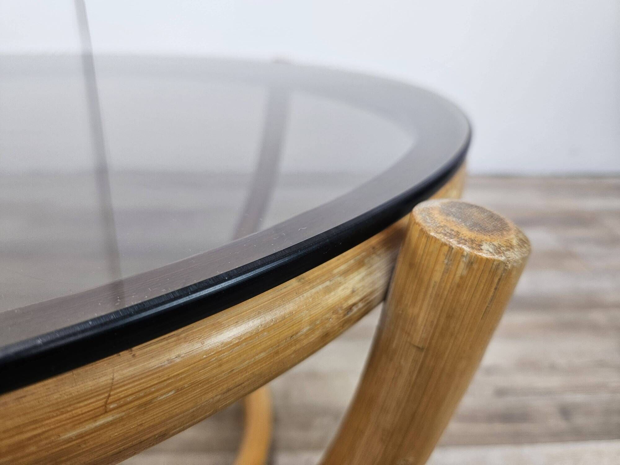Table basse ronde vintage en bambou et verre fumé