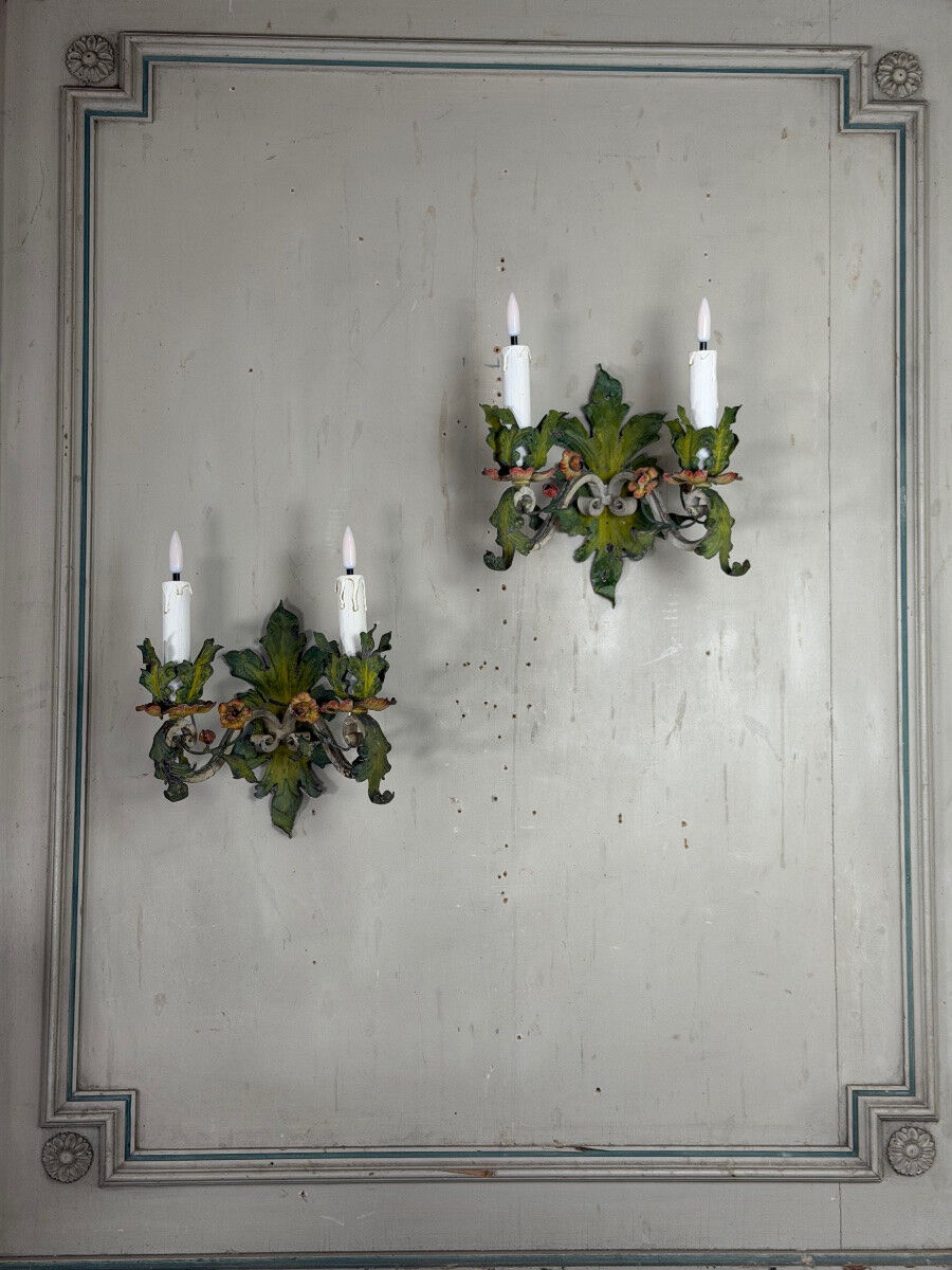 Paire d’appliques fleuries en métal polychromé, vers 1900