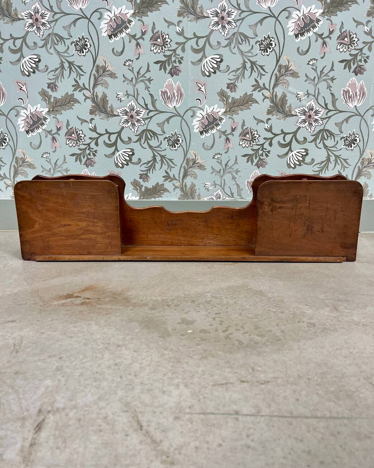 Shabby chic wall shelf