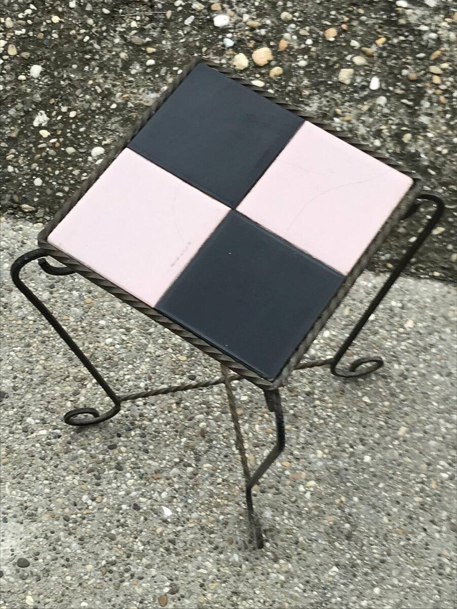 Guéridon Art Déco en fer noir et rose, plateau carrelé et moulure torsadée, années 1950