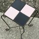 Guéridon Art Déco en fer noir et rose, plateau carrelé et moulure torsadée, années 1950