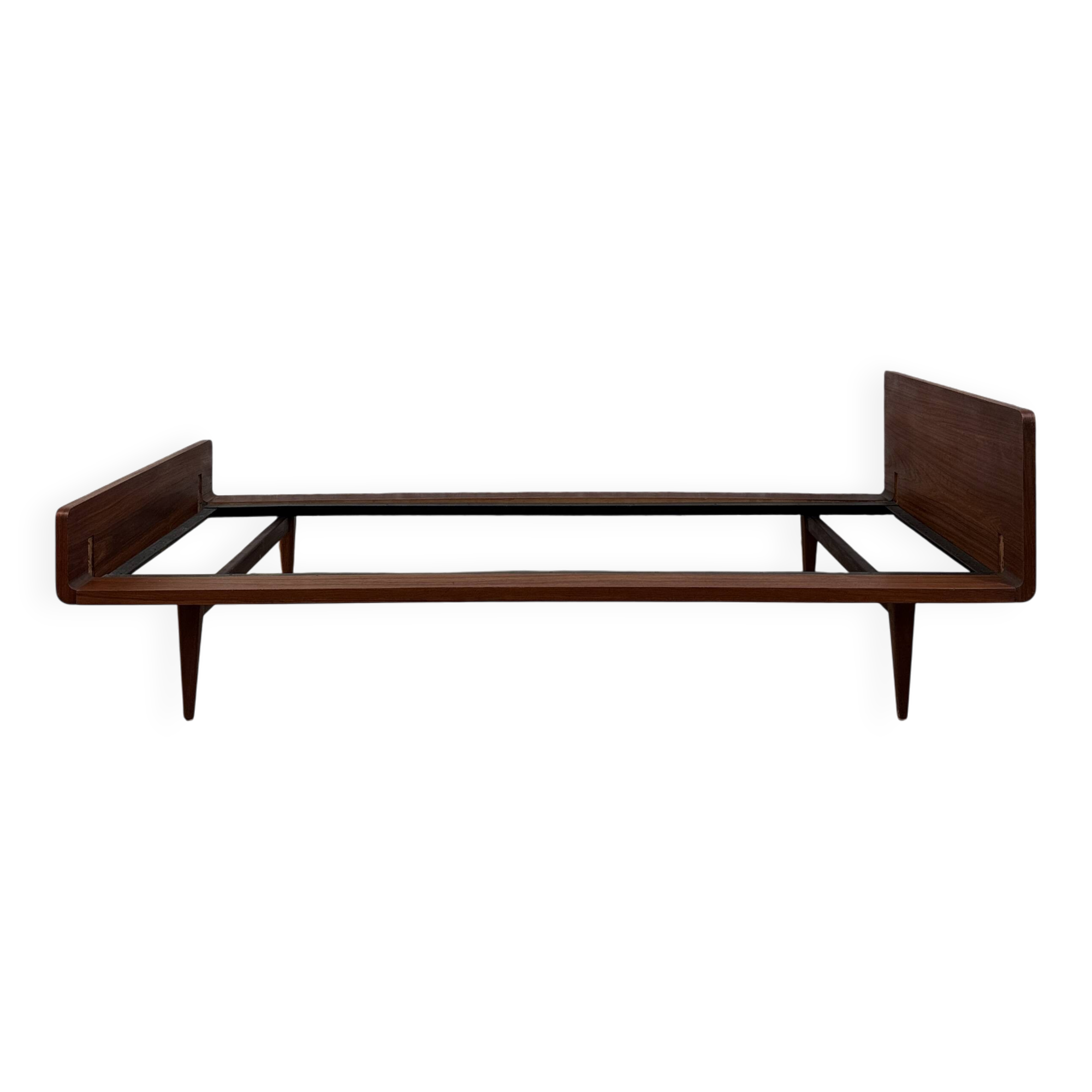 Lir Scandinavian daybed in teak