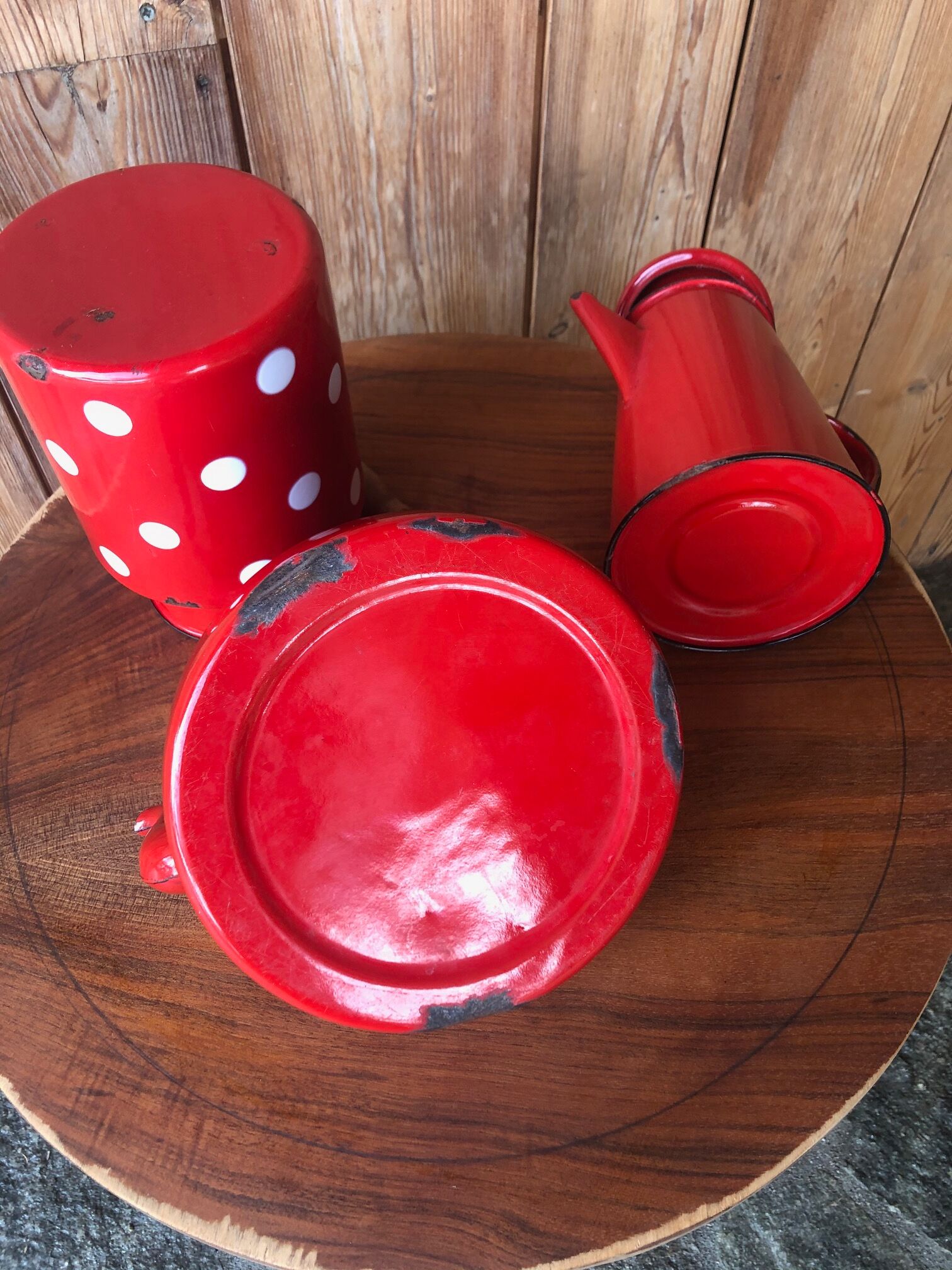 Set kettle coffee maker and milk pot in red-wrapped iron, 50/60 year.