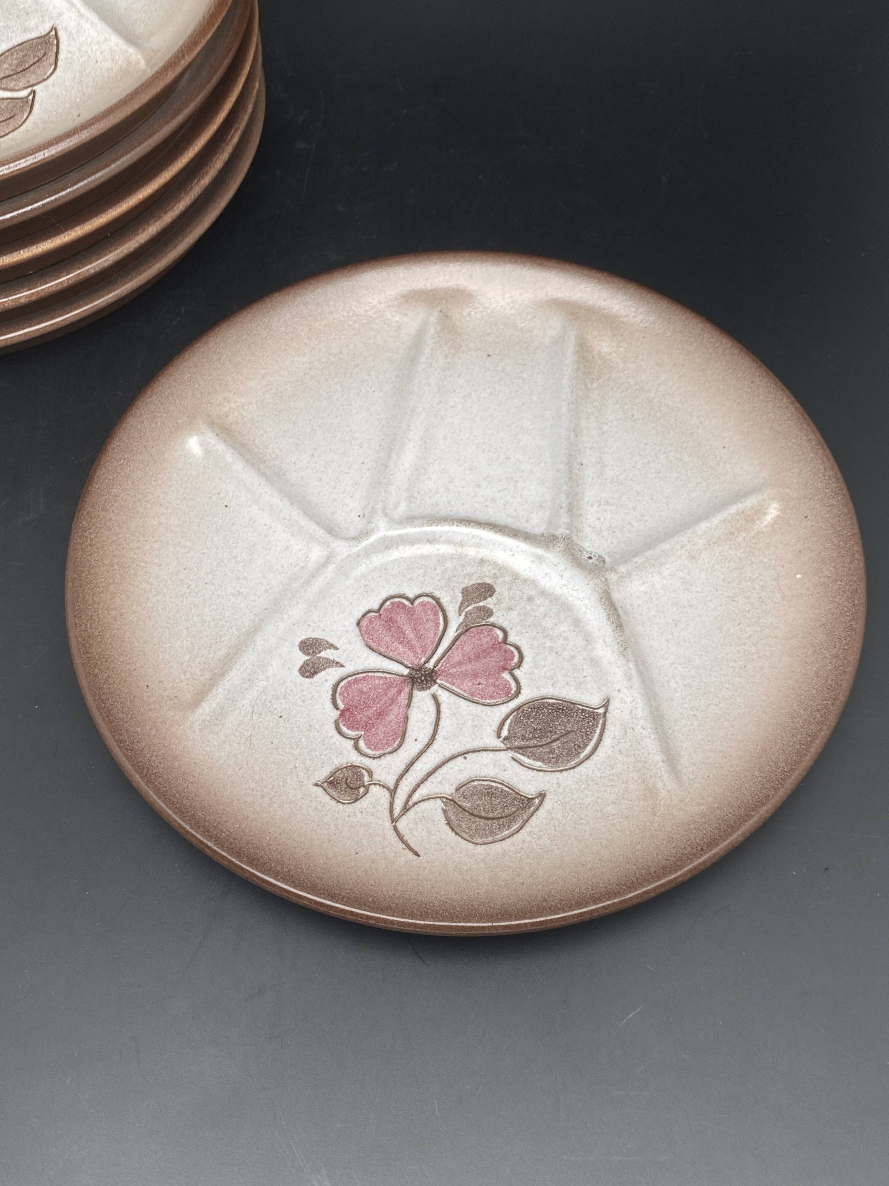 Compartmented plates in colored stoneware with Flower pattern