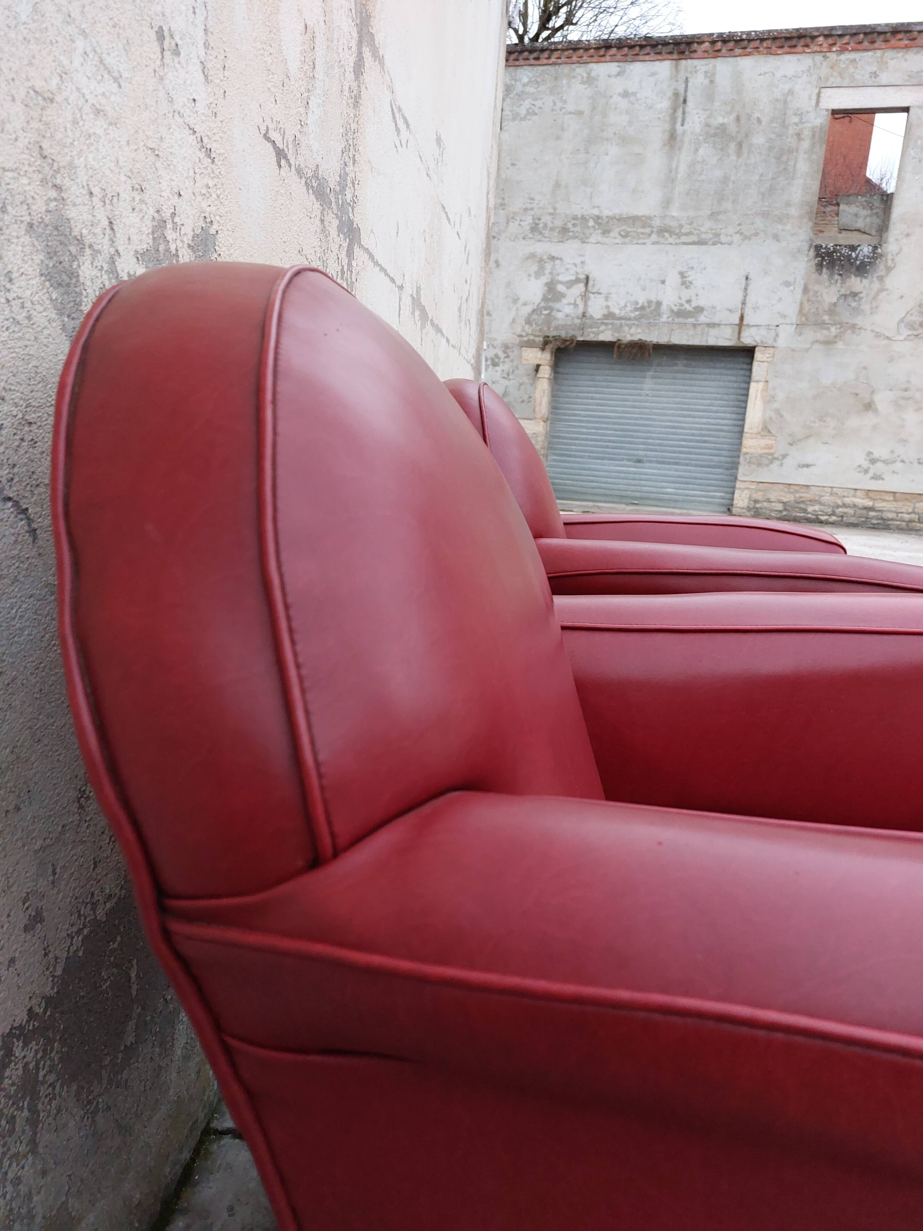 Paire de fauteuils club en simili cuir 1950