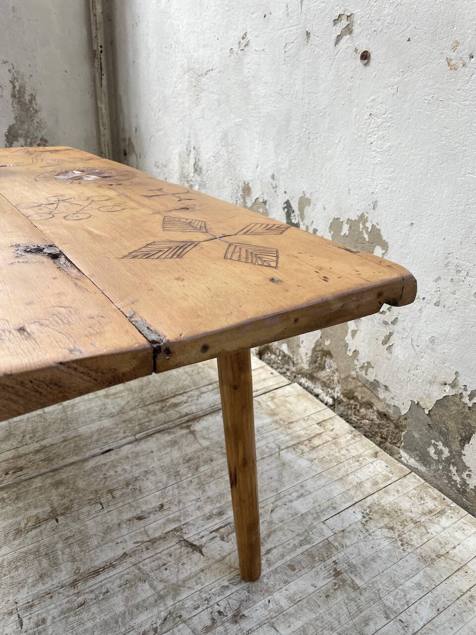 Popular art coffee table Switzerland 1900