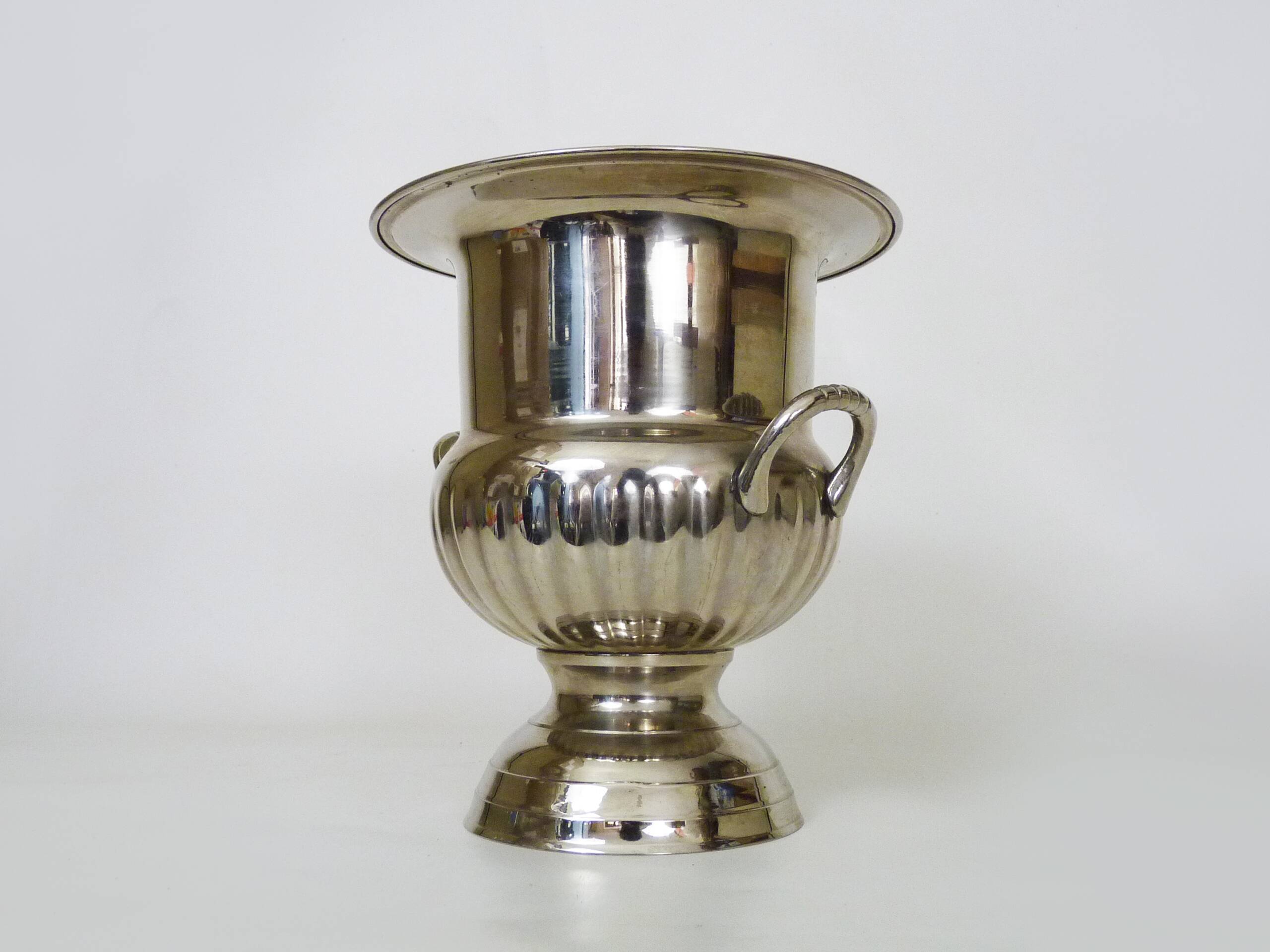 Vintage Médicis-shaped champagne bucket in silver-plated metal.