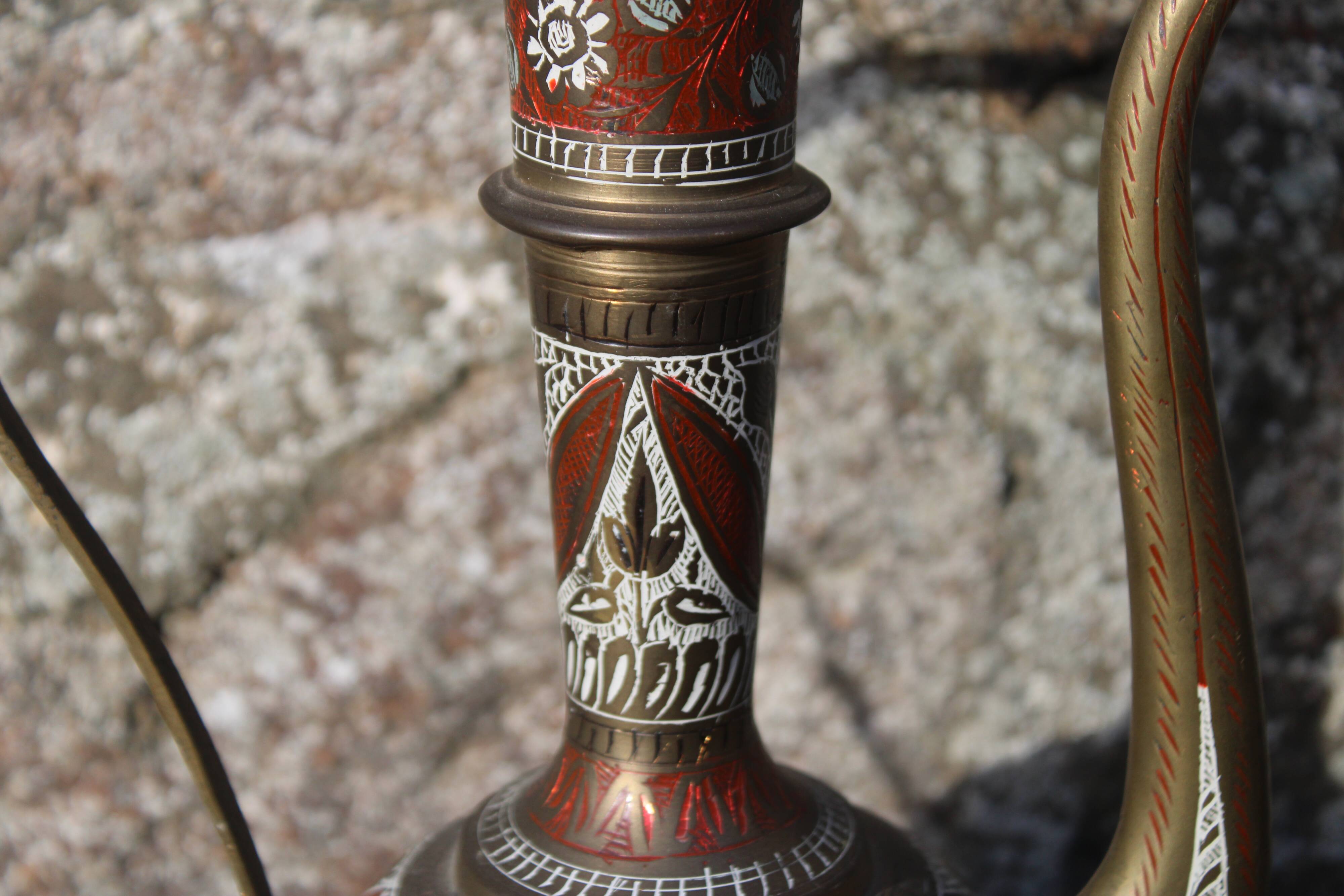 Verseuse orientale en laiton gravé – H29 cm x L22 cm x P7 cm