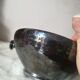 Coupe en céramique noire irisée