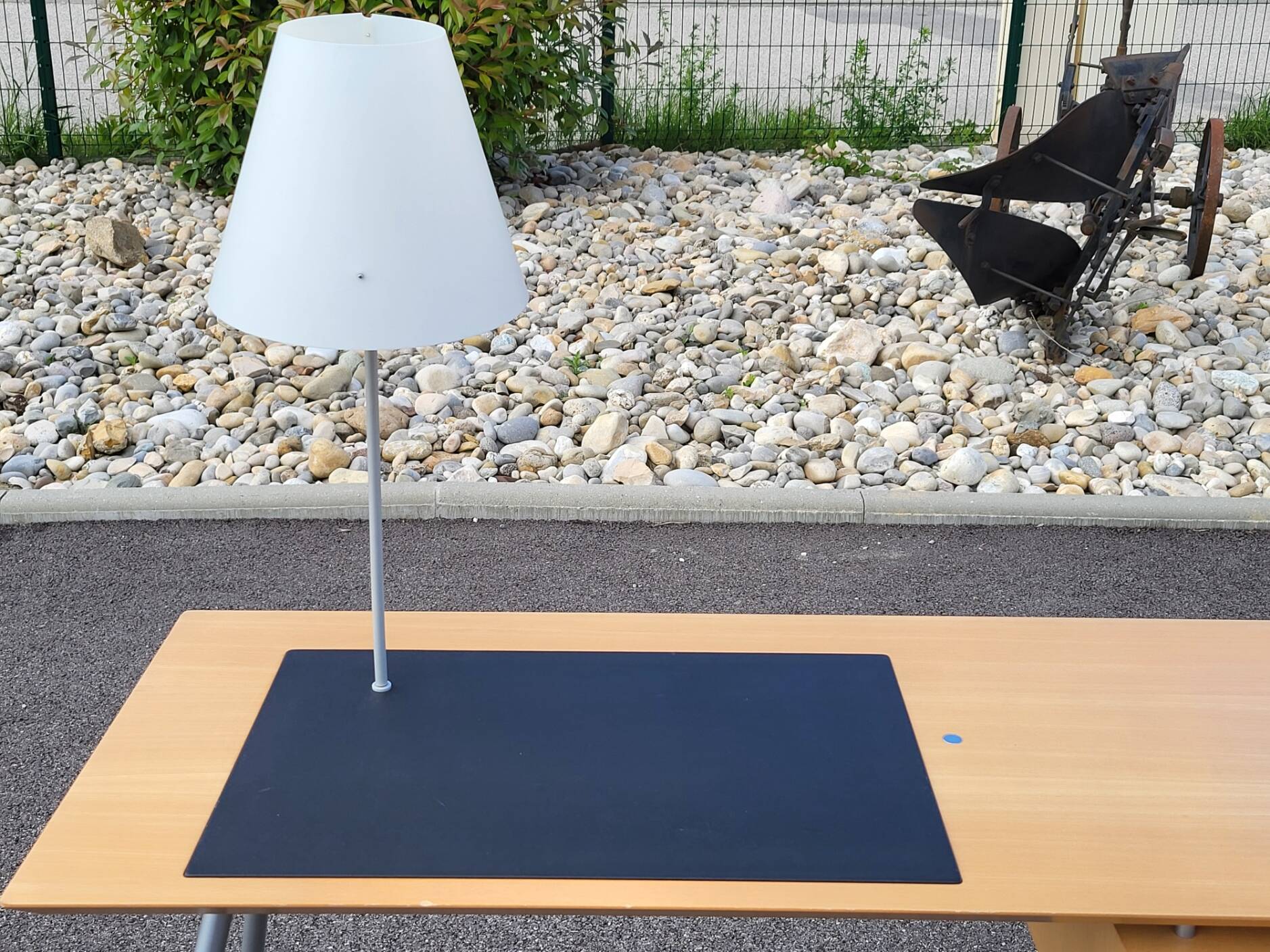 Jean Nouvel desk, Ligne Roset edition, with its original lamp, created for Relais & Châteaux in 1980.
