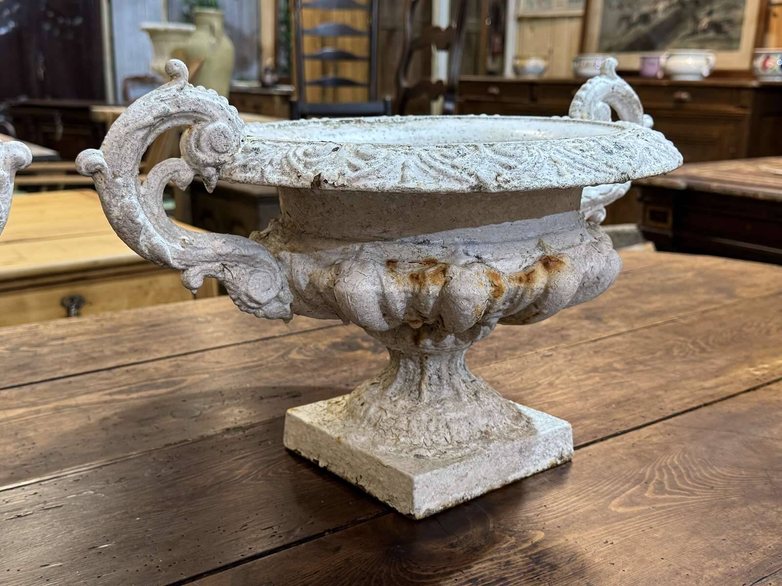 Pair of Medici vases in cast iron from the 19th century.
