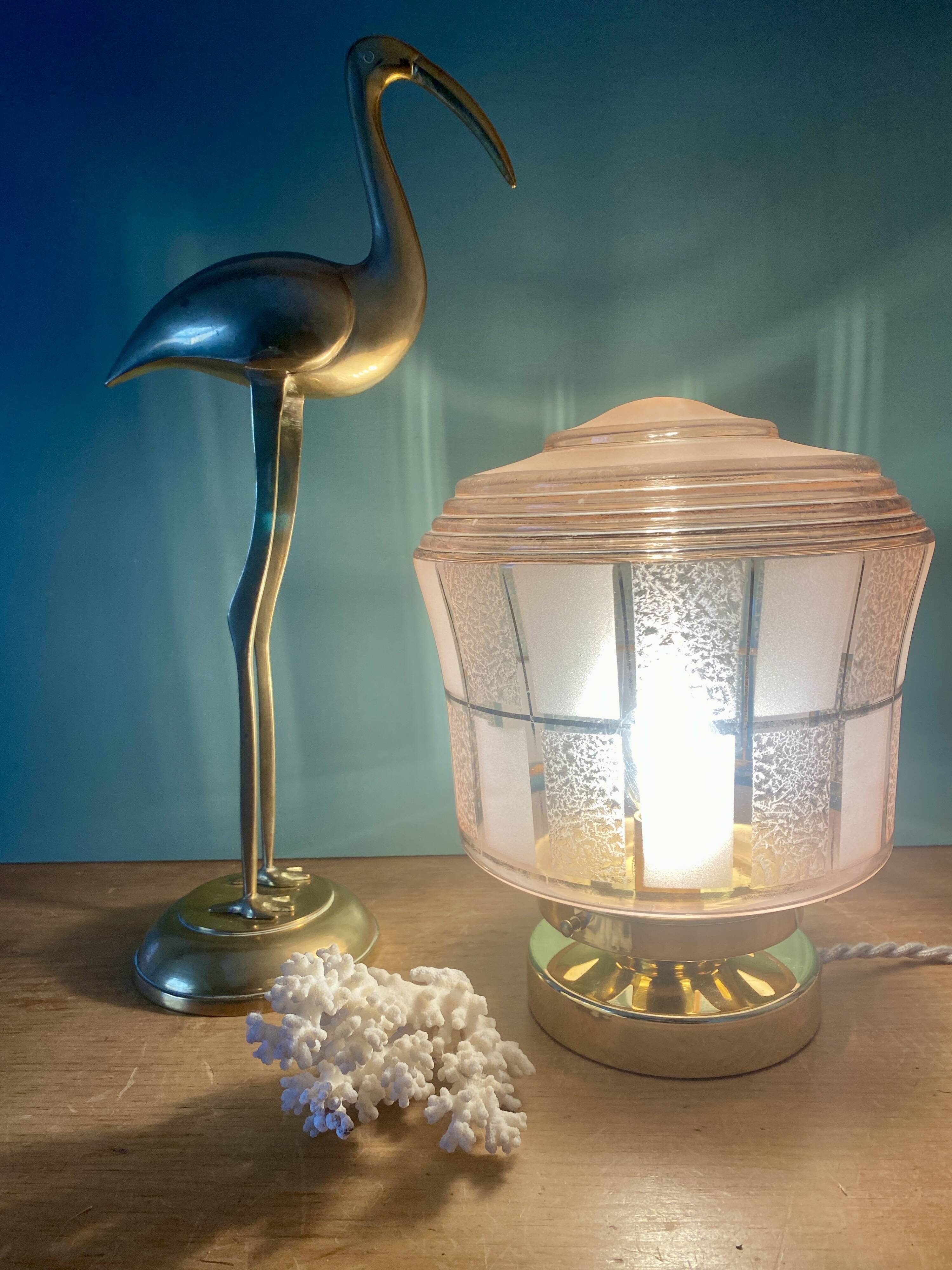 Lampe à poser globe vintage art déco en verre rose et doré
