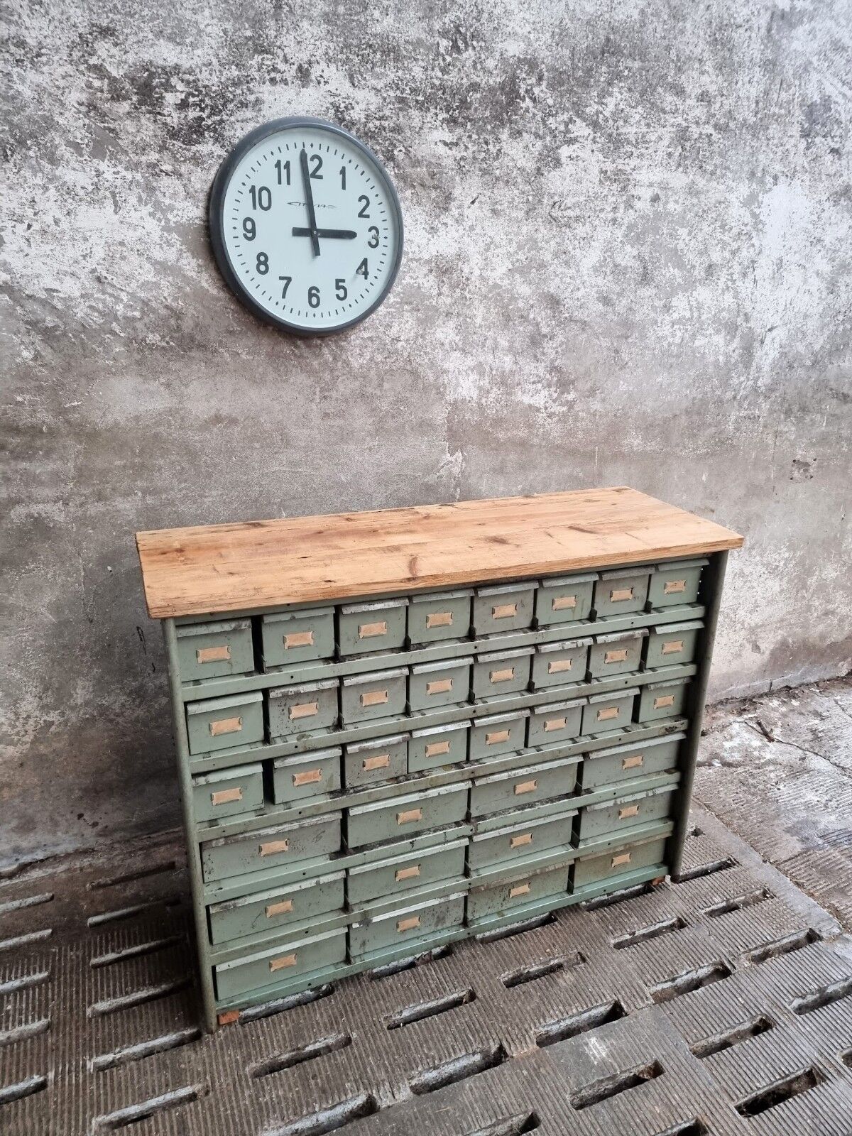 Commode industrielle vert olive