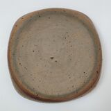 Plat à haut bord en grès pyrité par Charles Gaudry
