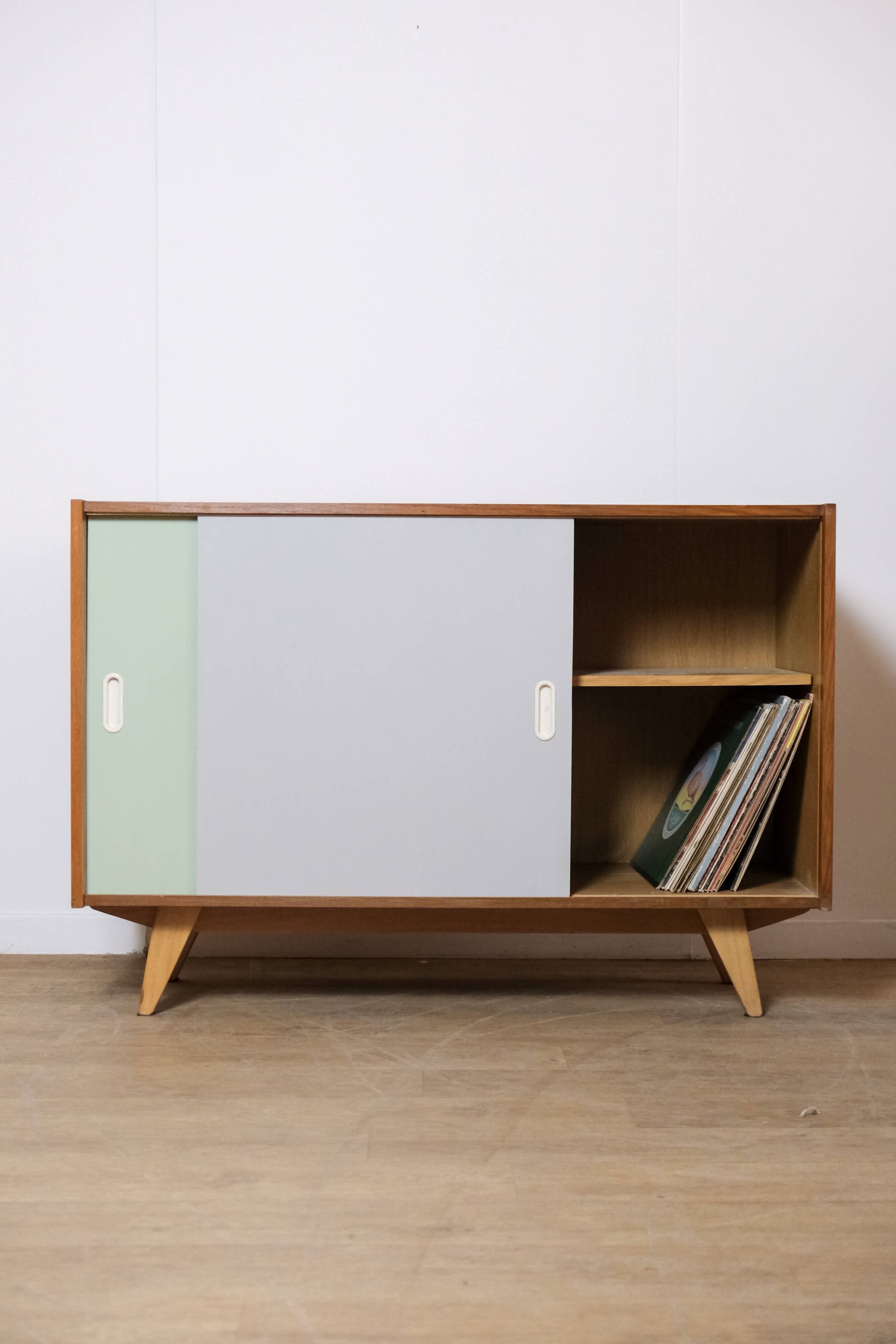 Jiroutek sideboard sliding doors