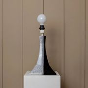 Lampe en céramique noire et blanche - Fabriquée à la main en Italie, lumière de chevet moderne de style Memphis
