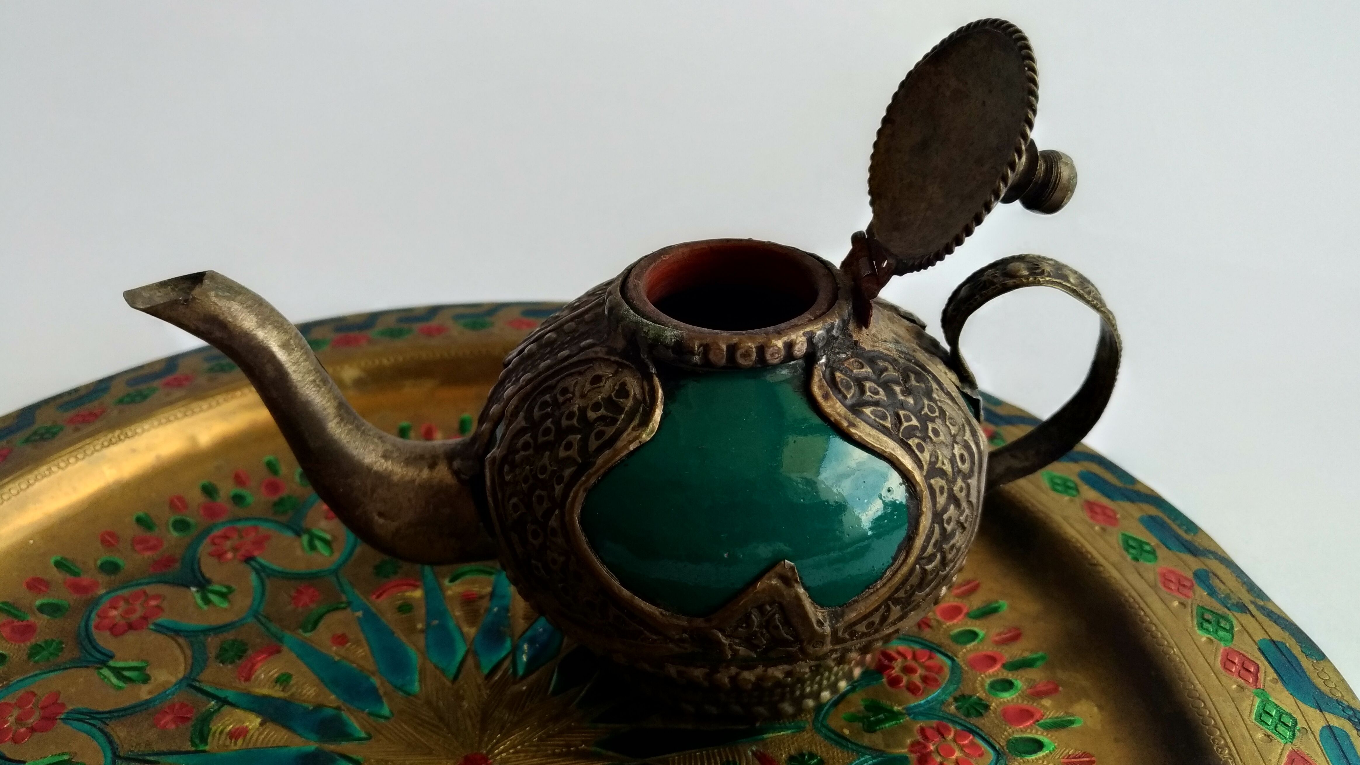 Teapot with its brass tray from the 20th cty, Moroccan craft - diameter 24cm