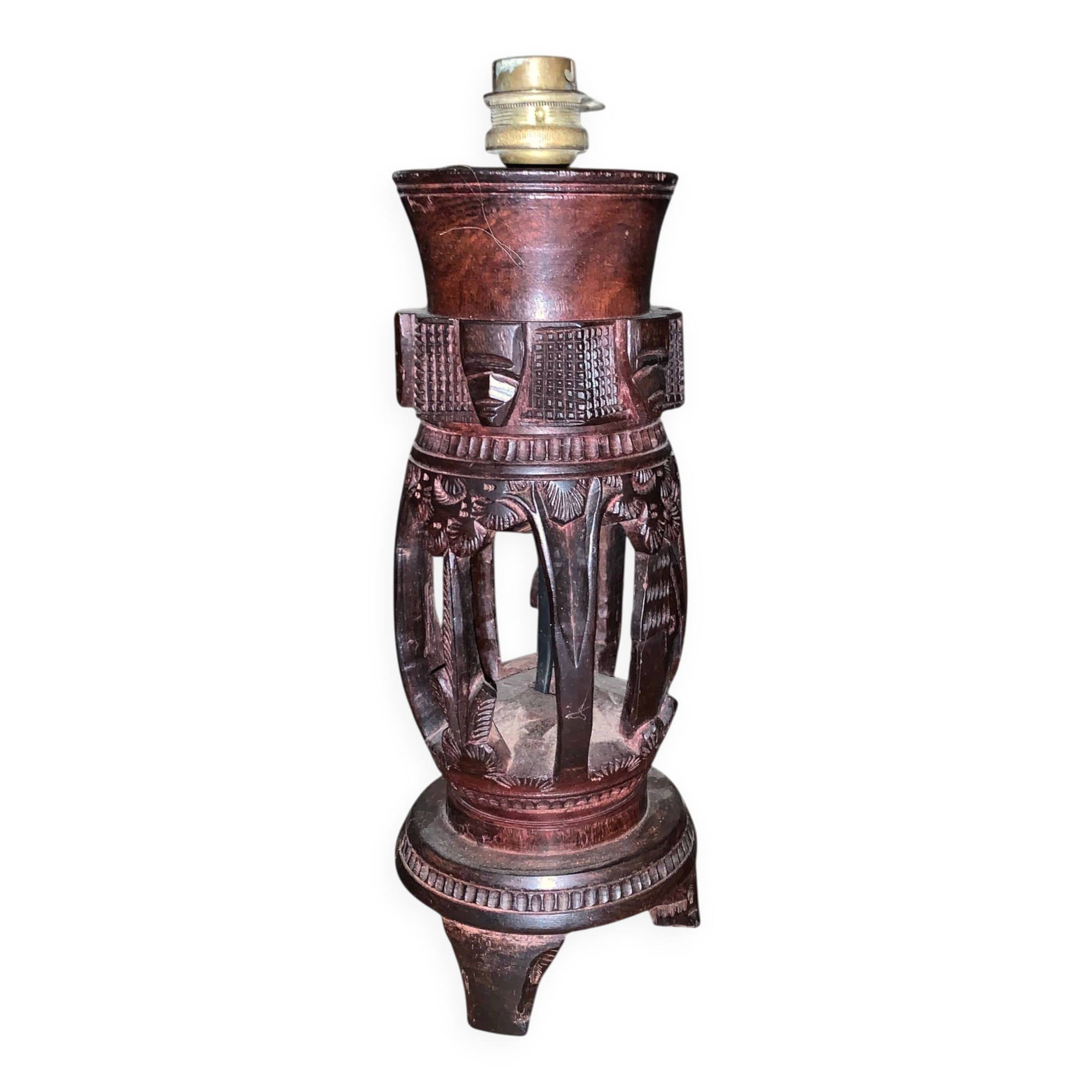 Lampe en bois sculpté malgache