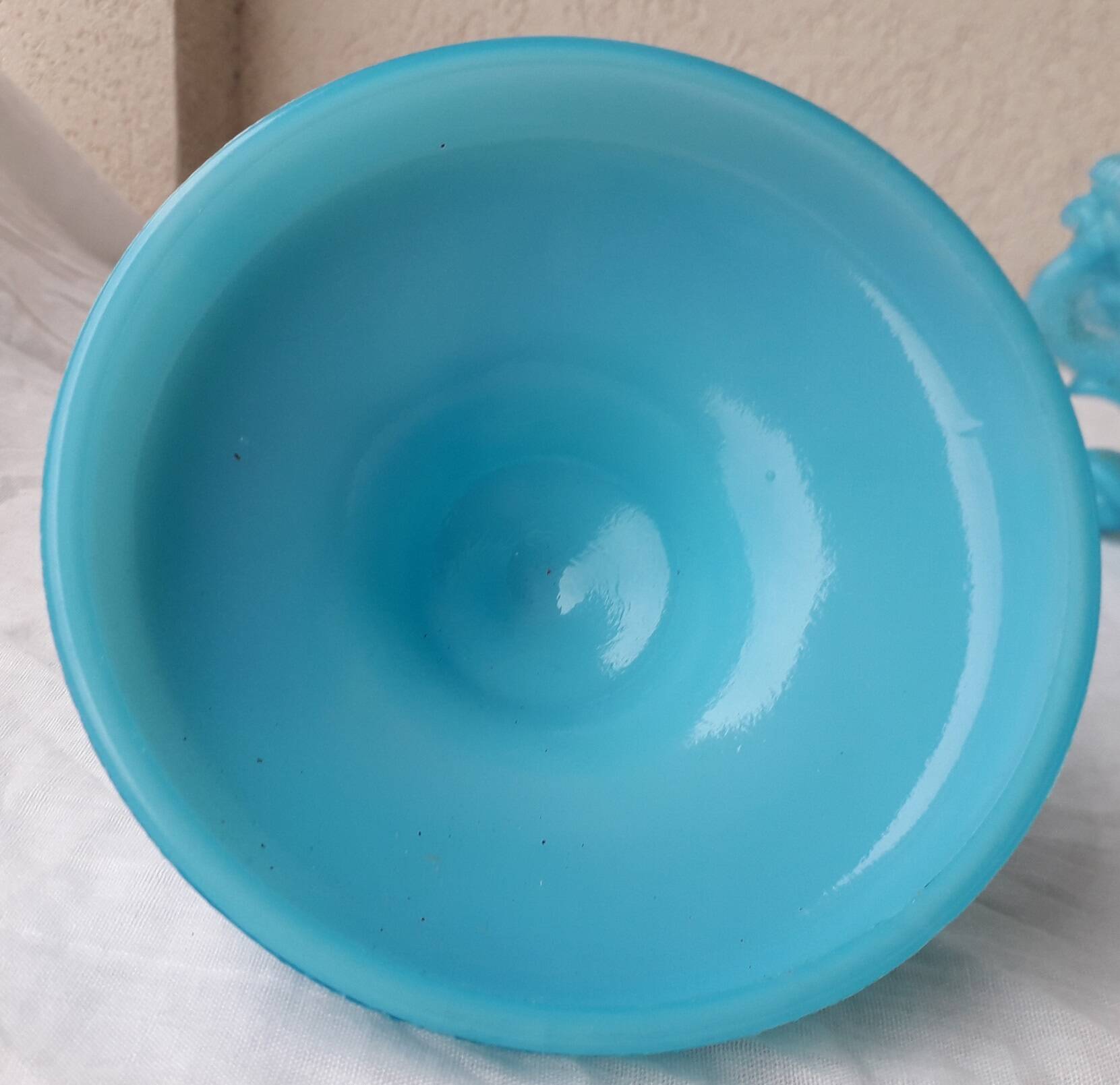 Bonbonnière en opaline bleue