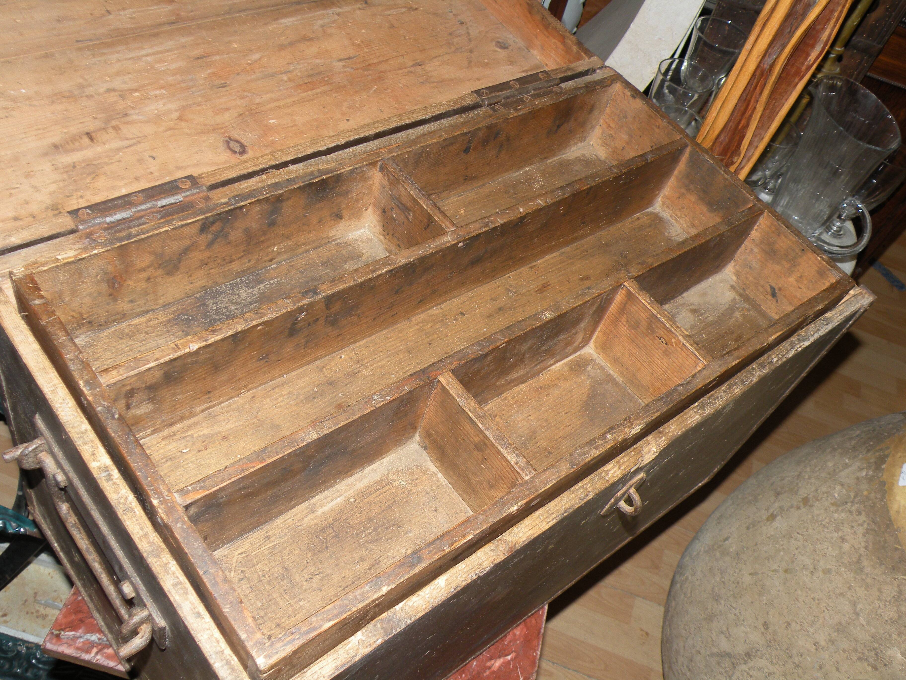 Beautiful cabinetmaker's trunk in wood and metal from the 1900s. With 3 storage compartments