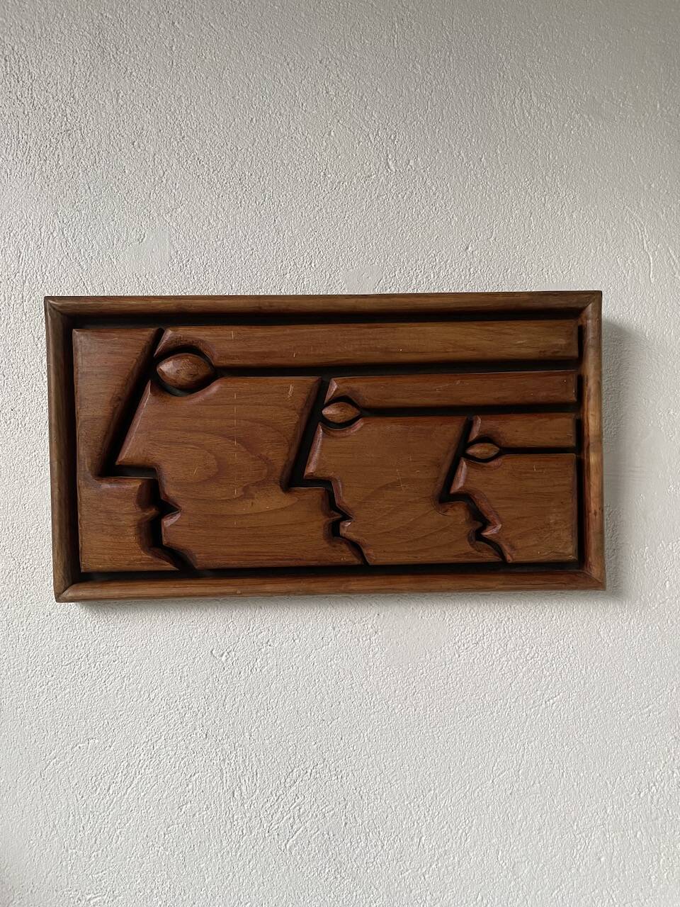 Bas relief cadre bois motifs visages