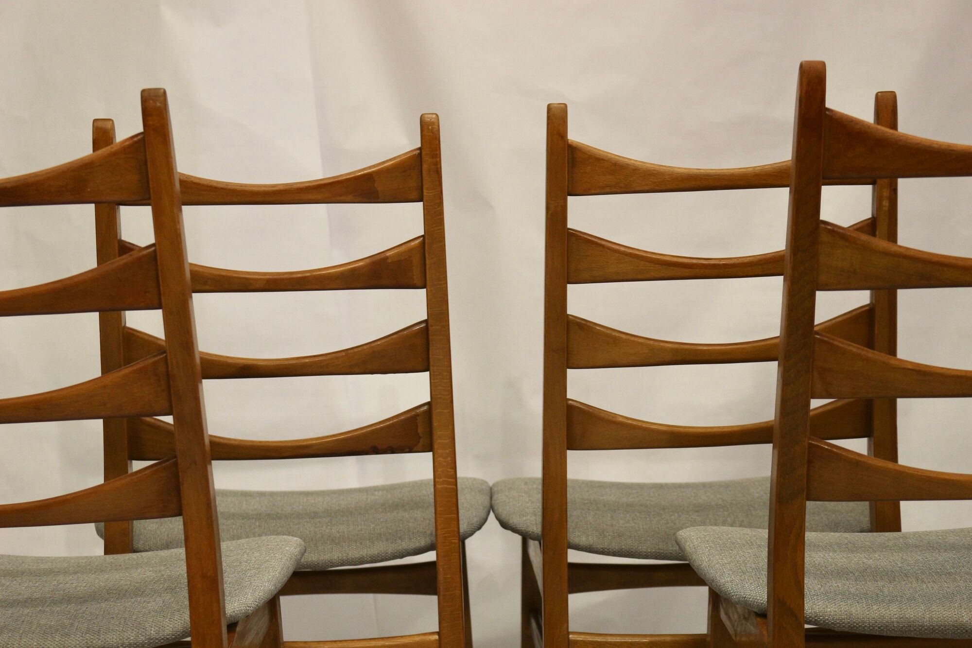 Set of 4 Scandinavian chairs year 50-60 restored anti-stain fabric gray cloud.